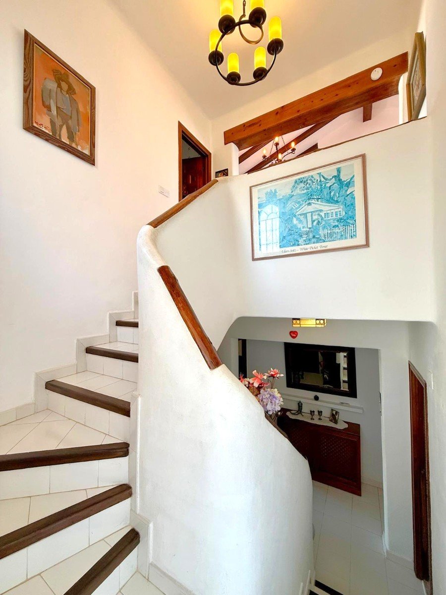 A traditional Spanish style very well maintained villa of 150 m2 including terraces,
on ground floor 3 bedrooms, of which two wit
