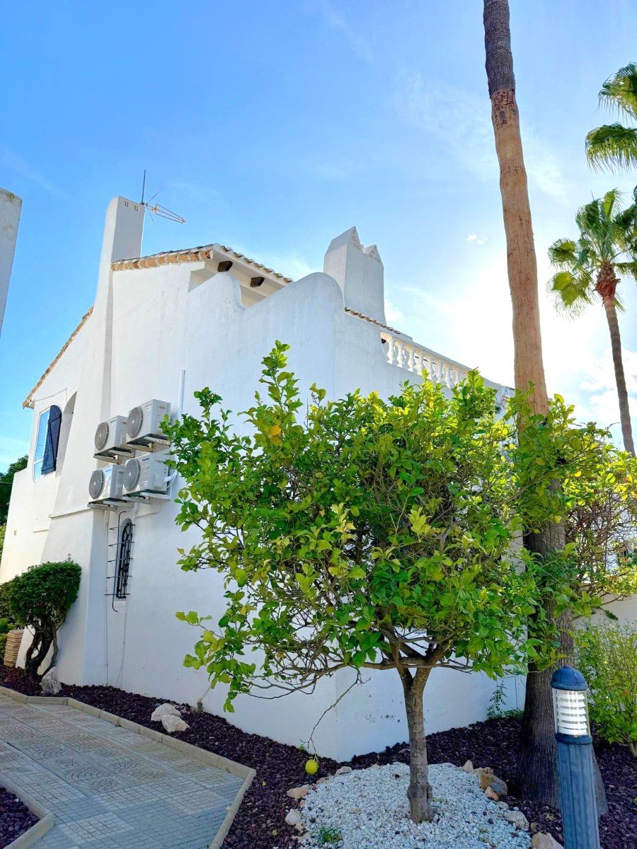 A traditional Spanish style very well maintained villa of 150 m2 including terraces,
on ground floor 3 bedrooms, of which two wit