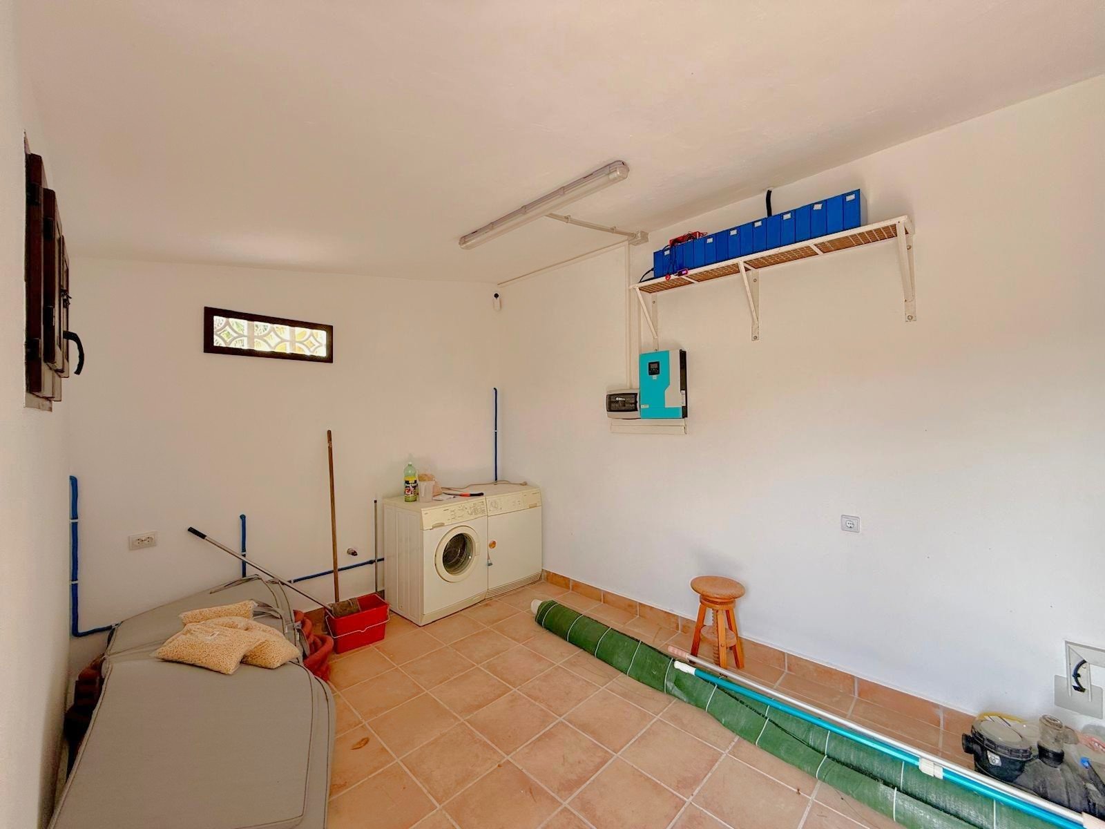 The property sits within a fenced-in land with a surface of 8.000 m2, predominantly flat with no views from neighbours;

 