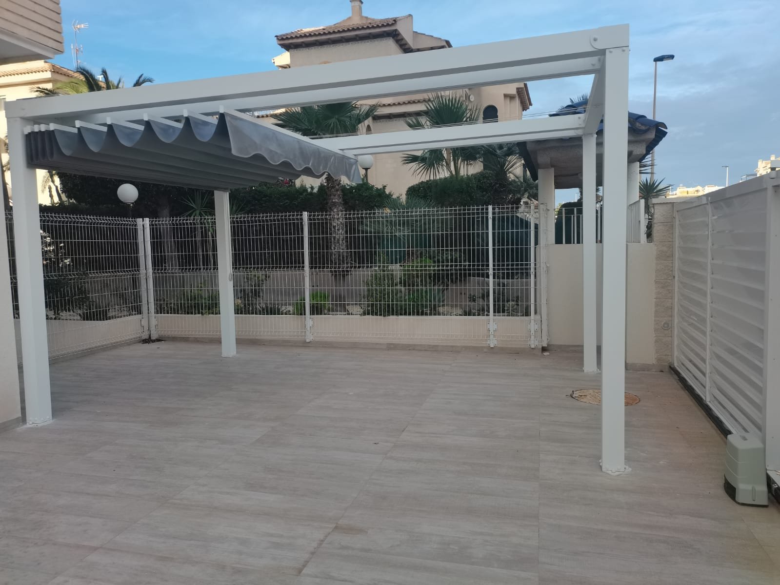 In der charmanten Stadt Torrevieja gelegen, bietet dieses exklusive Immobilienangebot zwei Erdgeschosswohnungen. Diese Wohnungen sind für diejenigen