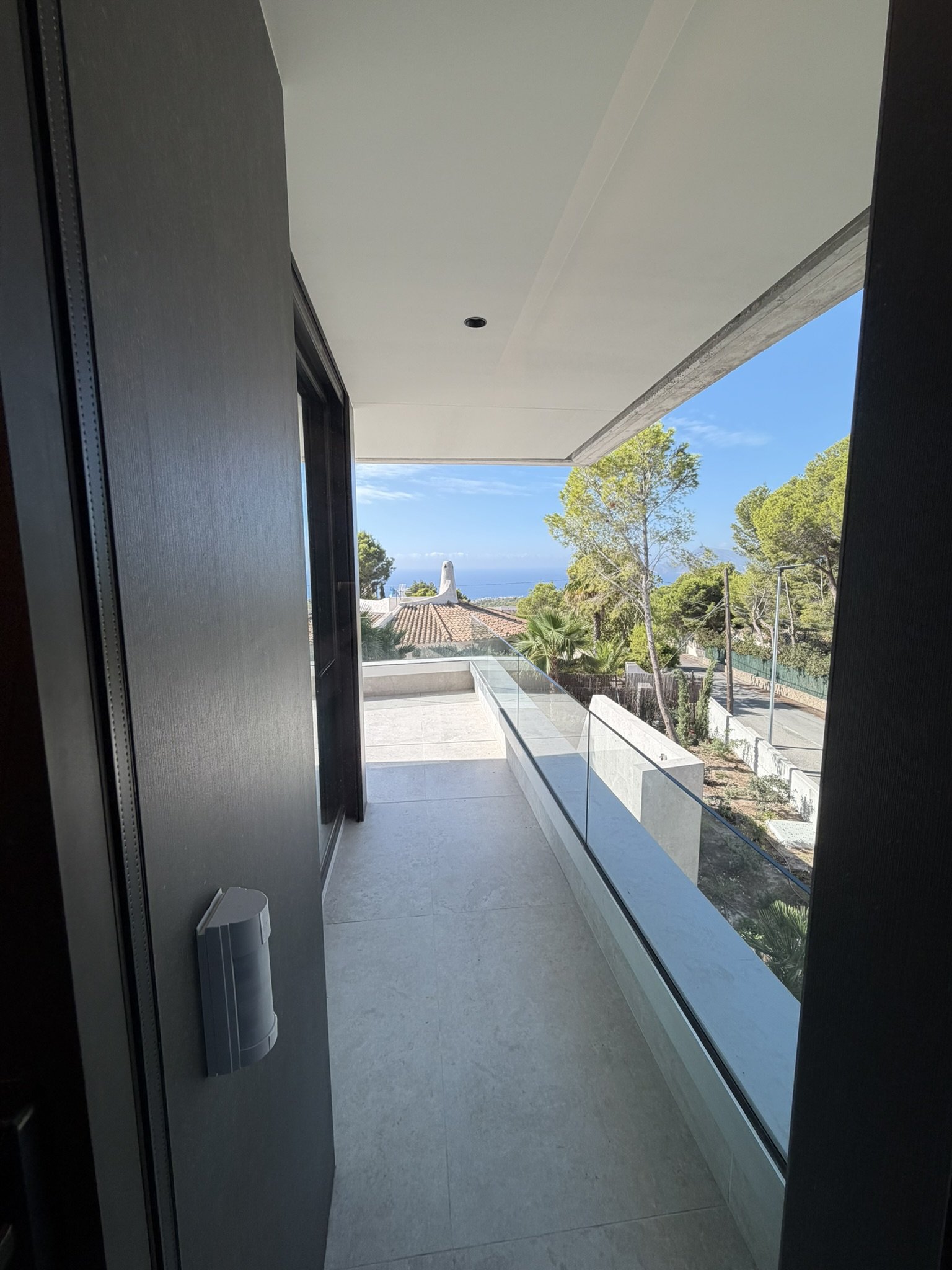 In der exklusiven Gegend von Altea gelegen, bietet diese Villa eine privilegierte Umgebung nur 2 km vom Meer entfernt. Mit einem Design, das Eleganz
