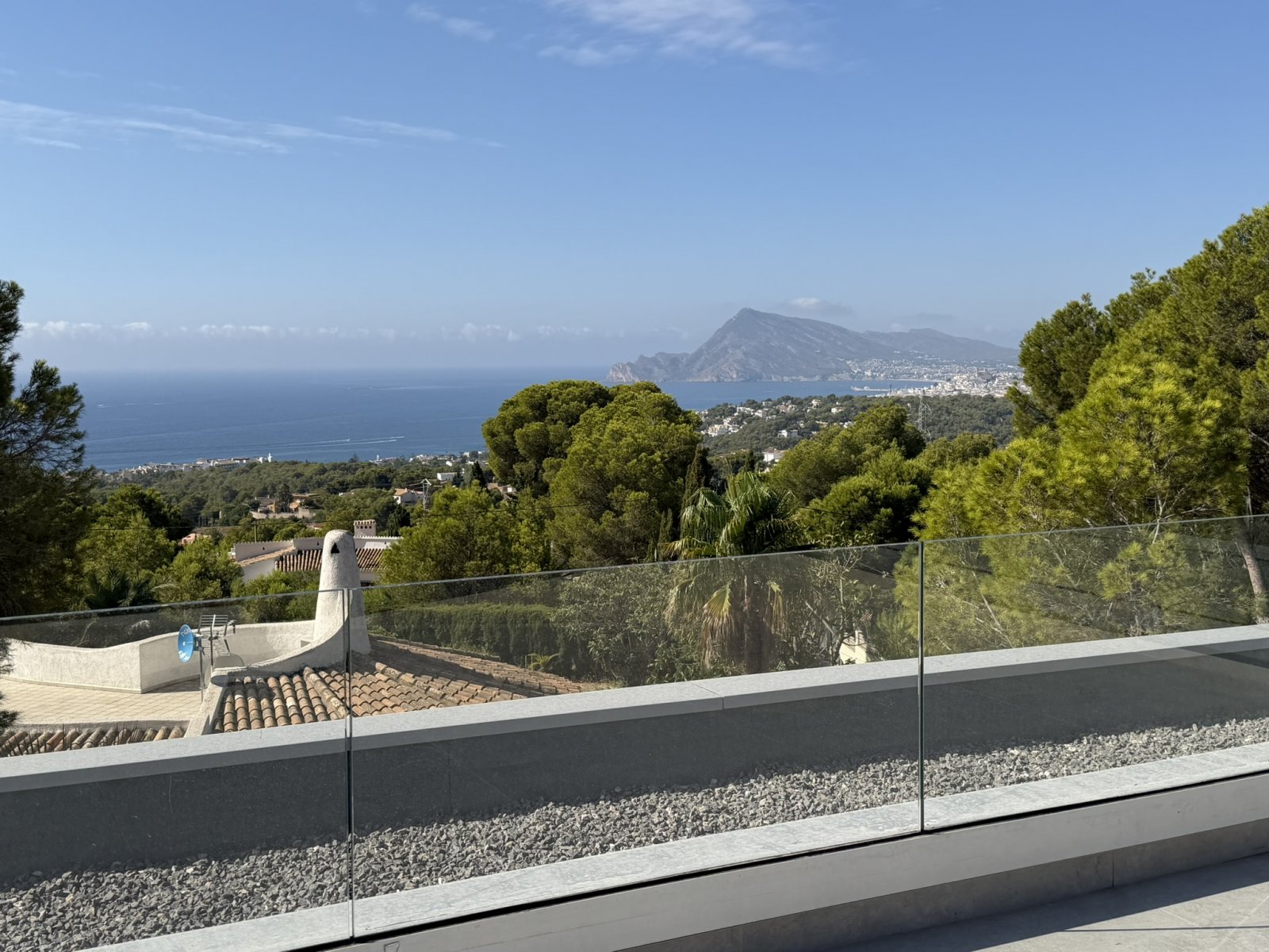 In der exklusiven Gegend von Altea gelegen, bietet diese Villa eine privilegierte Umgebung nur 2 km vom Meer entfernt. Mit einem Design, das Eleganz