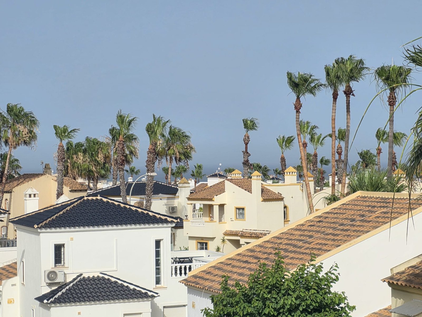 Dieser wunderschöne, nach Süden ausgerichtete Bungalow Lola befindet sich in der begehrten Gegend von Villamartin Rioja in Orihuela Costa. Einkaufsmö