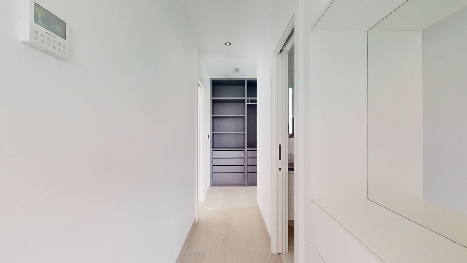 In der charmanten Stadt Finestrat gelegen, bietet dieses freistehende Chalet ein einzigartiges Wohnerlebnis mit Meerblick. Es ist für diejenigen konz