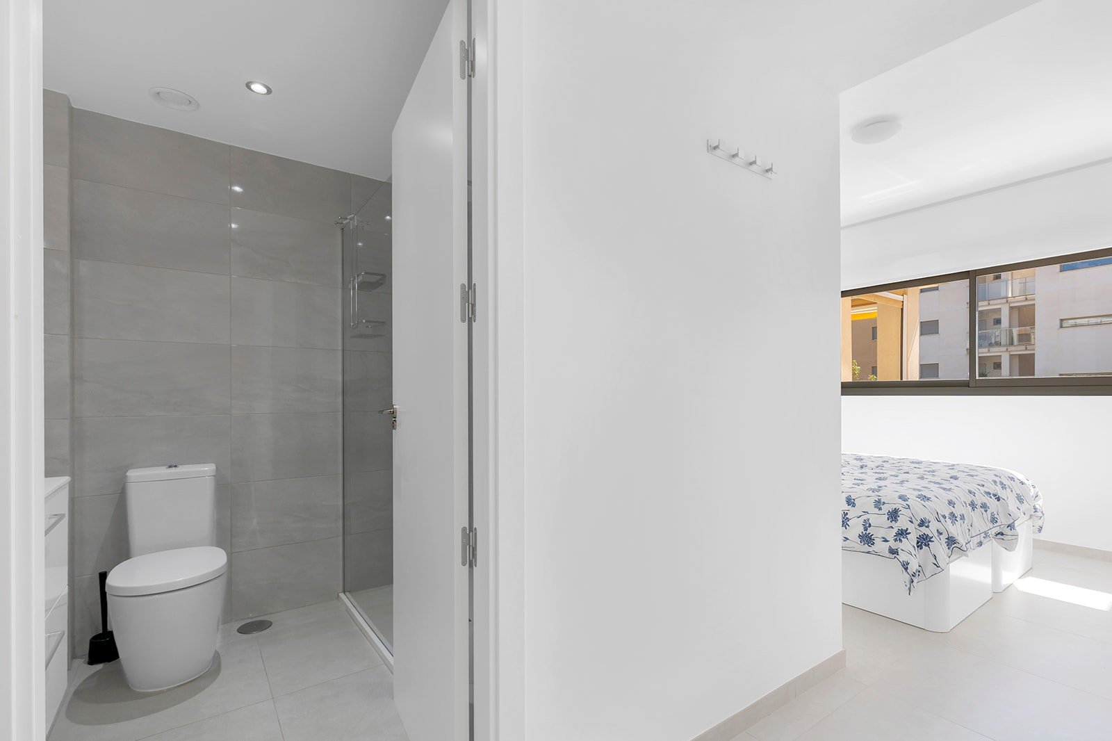 Entdecken Sie diese moderne und elegante Wohnung, die vollständig bezugsfertig ist und sich im beliebten Stadtteil Villamartín befindet. Die Wohnung