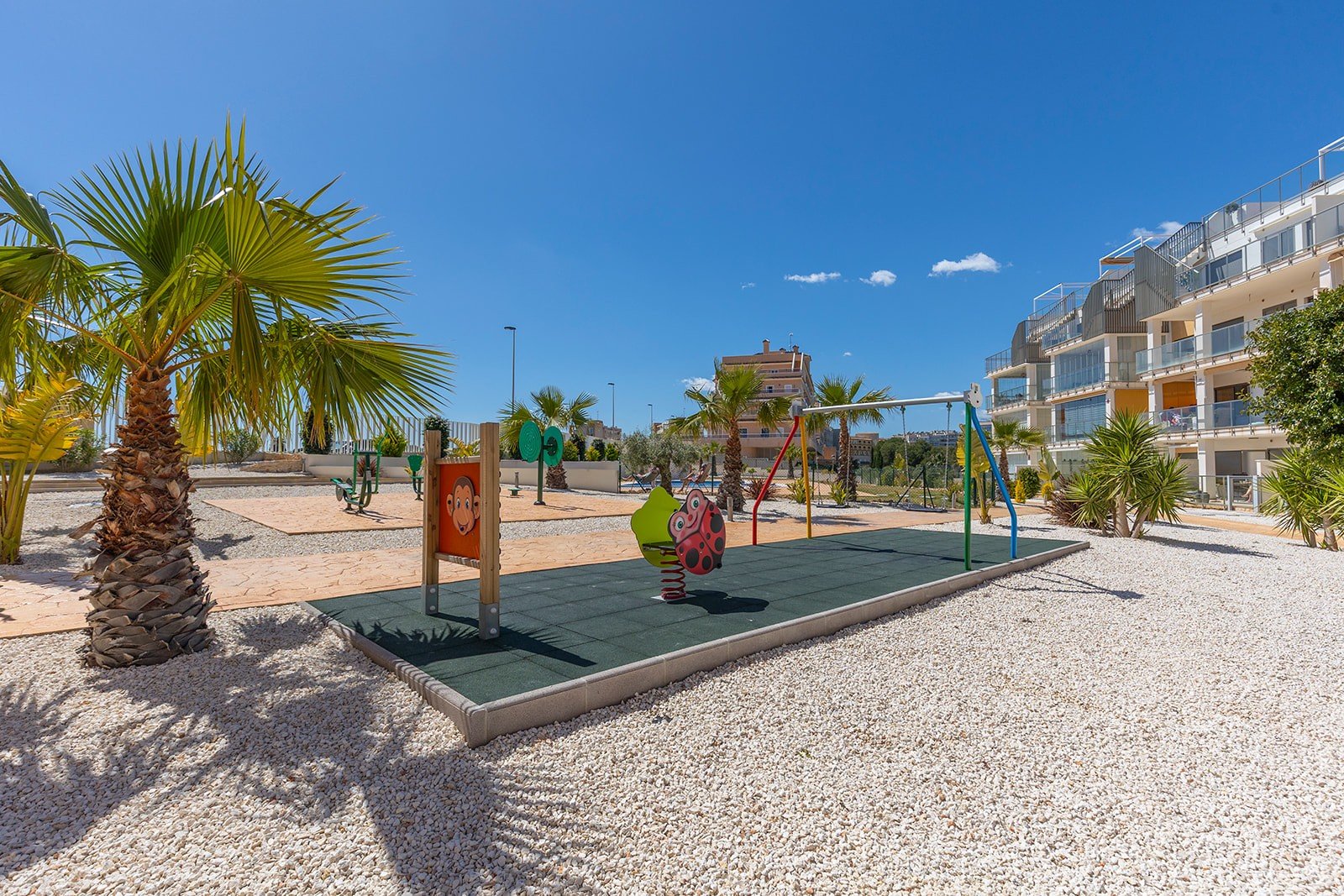 Entdecken Sie diese moderne und elegante Wohnung, die vollständig bezugsfertig ist und sich im beliebten Stadtteil Villamartín befindet. Die Wohnung