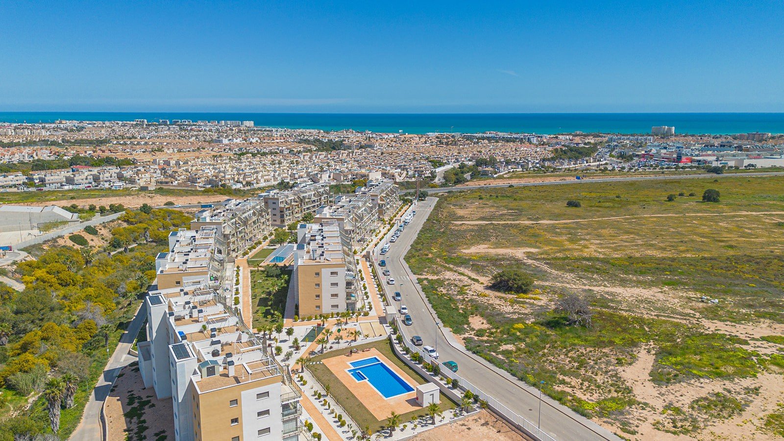 Entdecken Sie diese moderne und elegante Wohnung, die vollständig bezugsfertig ist und sich im beliebten Stadtteil Villamartín befindet. Die Wohnung
