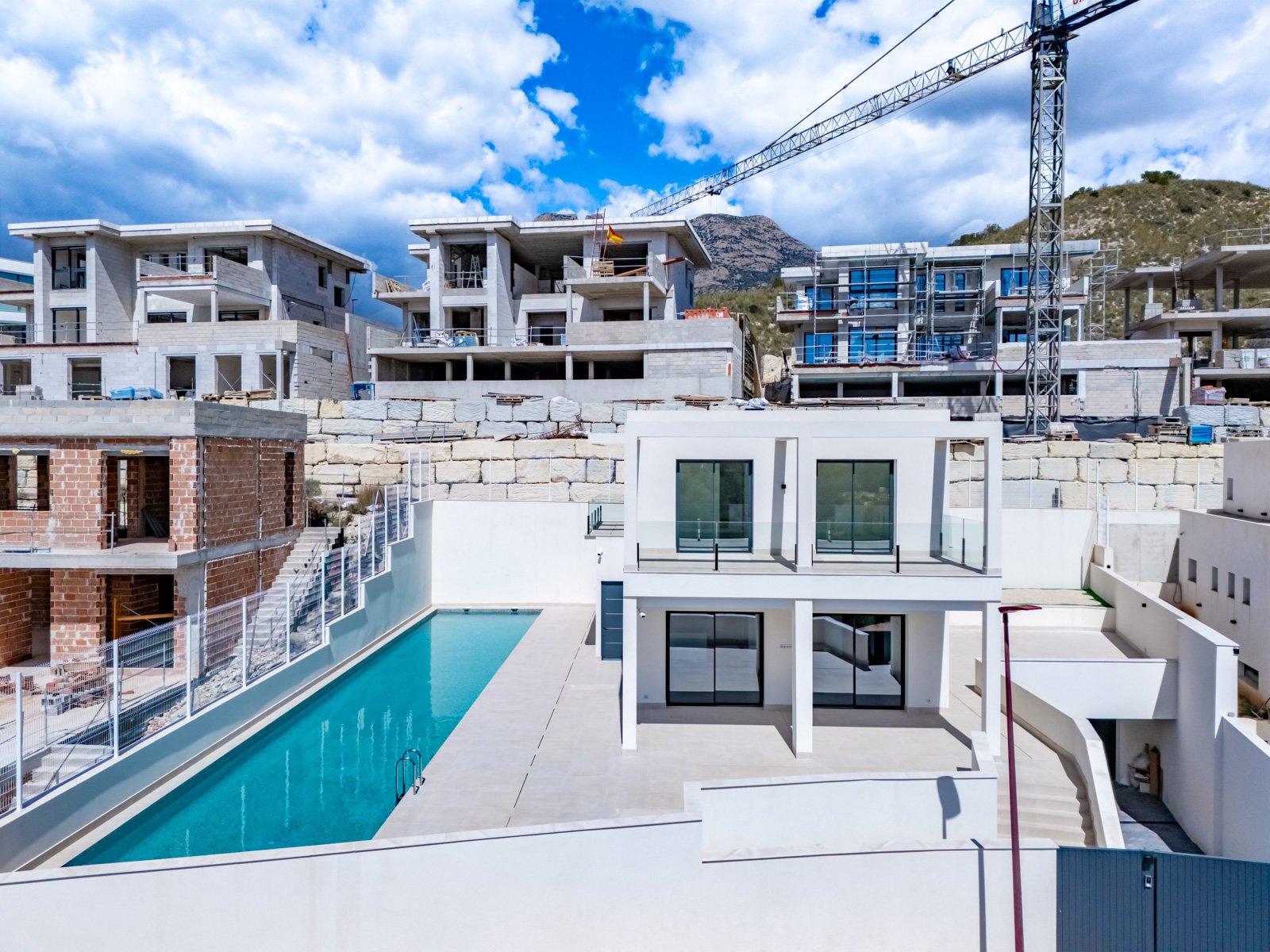 In der charmanten Stadt Finestrat gelegen, bietet diese Villa ein außergewöhnliches Wohnerlebnis. Mit Meerblick befindet sich diese Immobilie nur 5 k