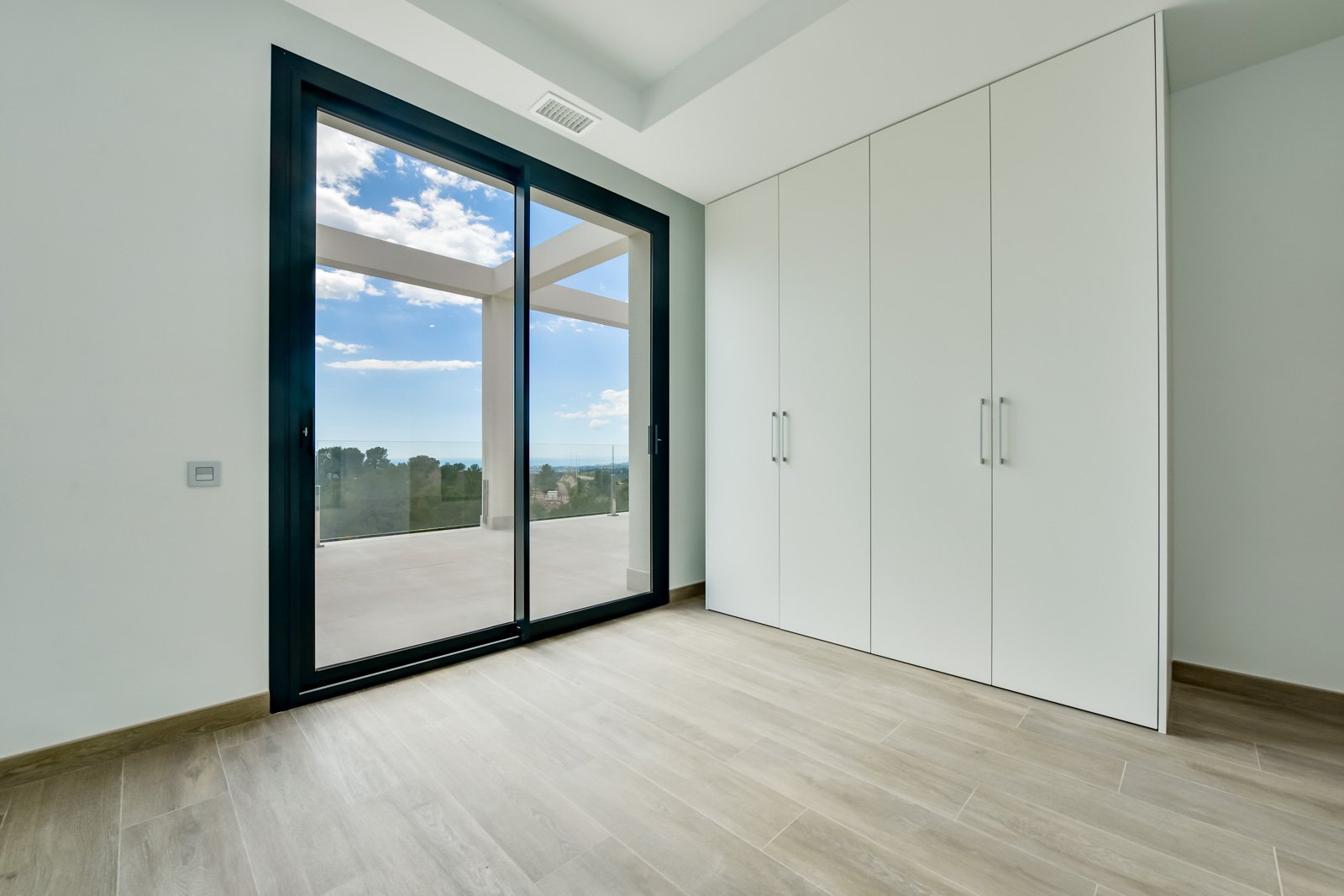 In der charmanten Stadt Finestrat gelegen, bietet diese Villa ein außergewöhnliches Wohnerlebnis. Mit Meerblick befindet sich diese Immobilie nur 5 k