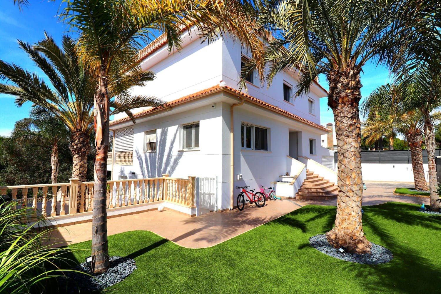 "Welcome to a three-story haven in Campoamor, just 500 meters from the sea! This spacious villa seamlessly blends luxury, comfort, and proximit