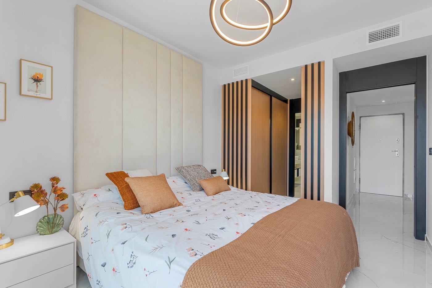Diese zweistöckige Wohnung befindet sich im exklusiven Wohnkomplex Amanecer Deluxe und bietet eine ideale Kombination aus Lage, Komfort und Meerblick