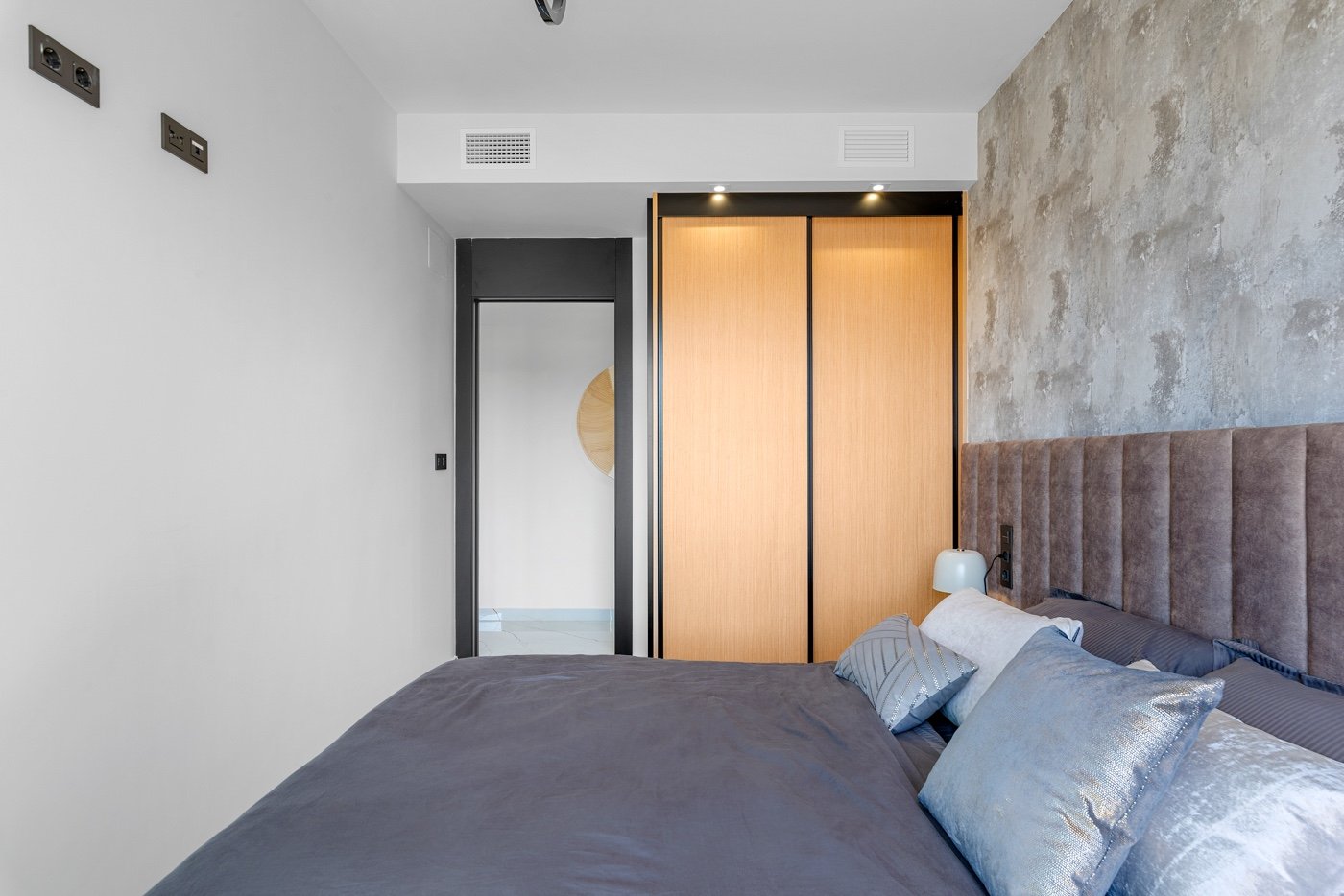 Diese zweistöckige Wohnung befindet sich im exklusiven Wohnkomplex Amanecer Deluxe und bietet eine ideale Kombination aus Lage, Komfort und Meerblick