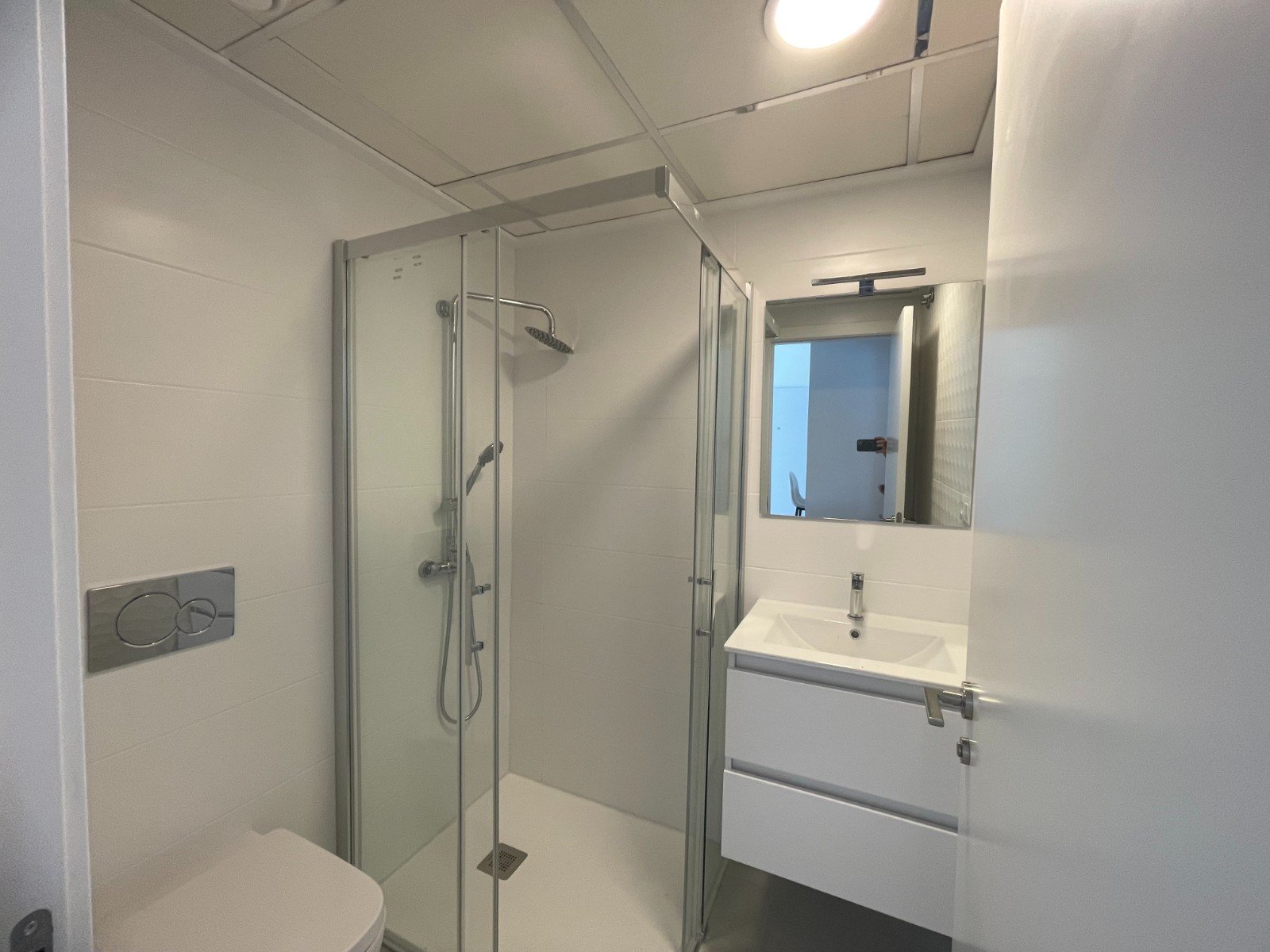   This South Facing, Two Bedroom, Top Floor Corner Apartment in Villamartin is located within a 10 minute walk of a main chain supermarket, JYSK furni