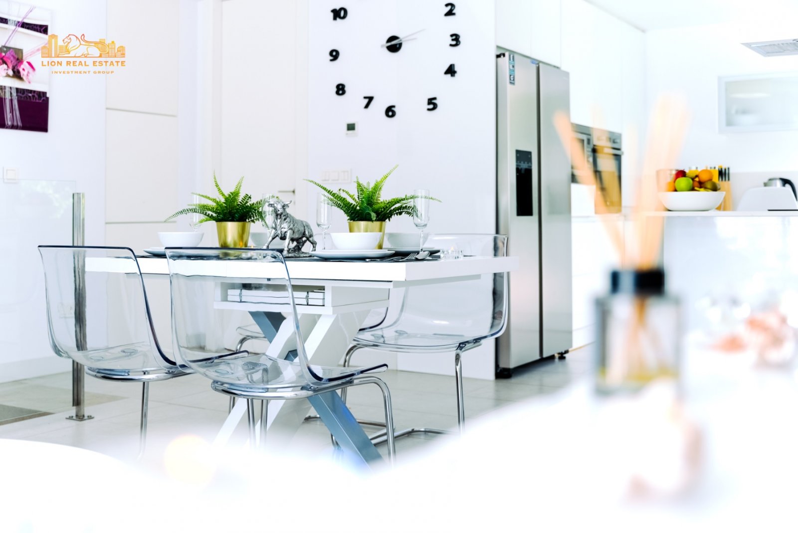   Welcome to this magnificent villa with modern design and state-of-the-art appliances, located in the sunny area of Villamartín! This stunning home i