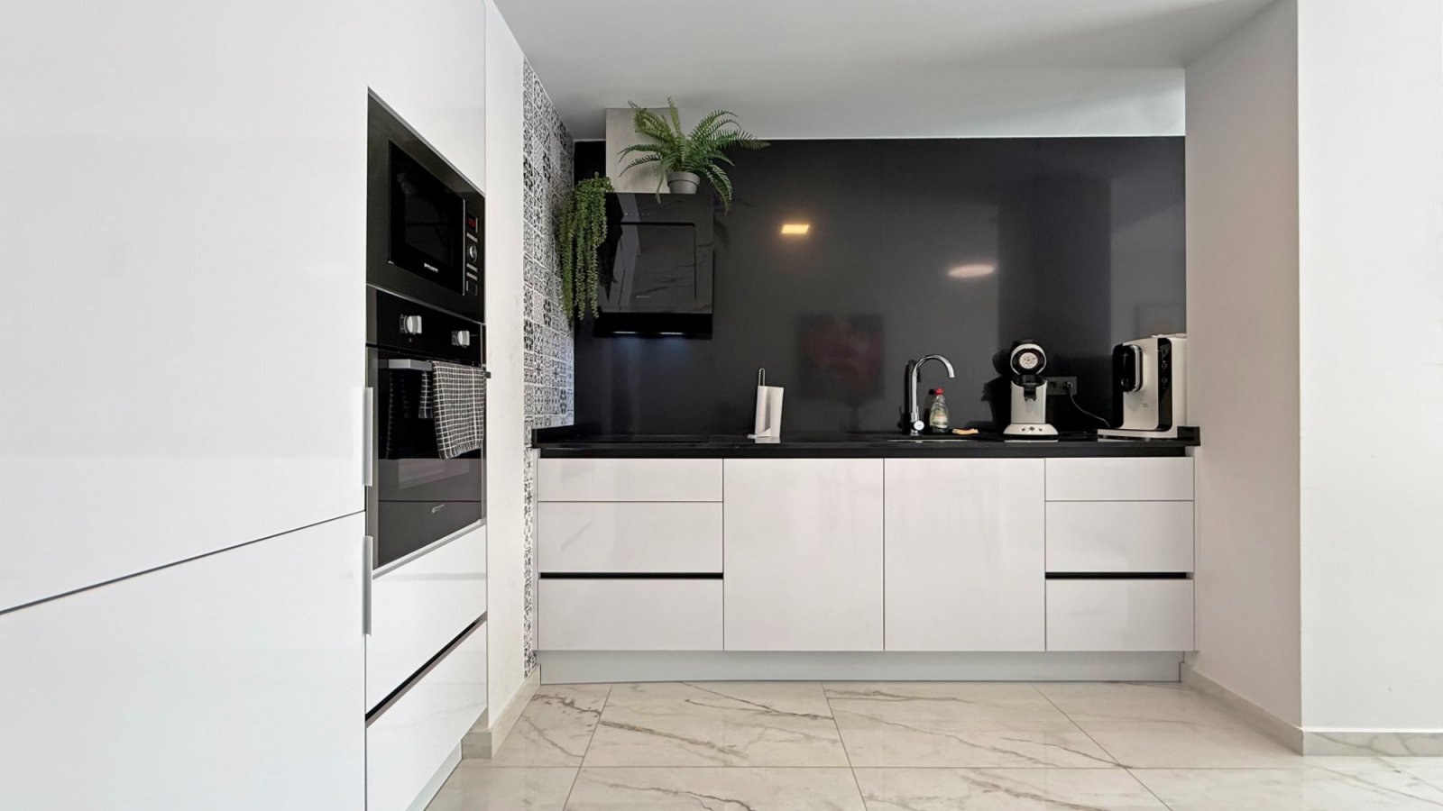 Gelegen in einer sicheren, abgeschlossenen Wohnanlage im Herzen von Los Altos bietet diese stilvolle Wohnung im ersten Stock eine perfekte Kombinatio