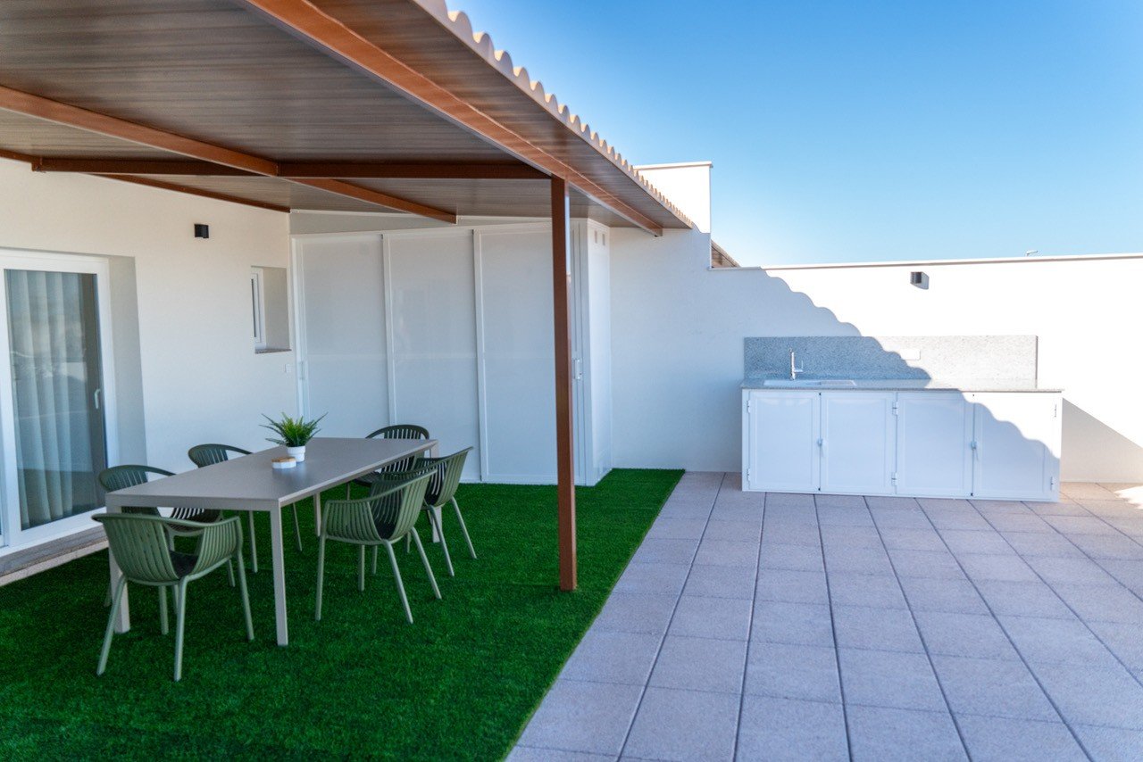 Im Herzen von La Zenia (Orihuela Costa) vereint dieses luxuriöse 122 m² große Apartment Privatsphäre, modernes Design und mediterranen Komfort . Es b