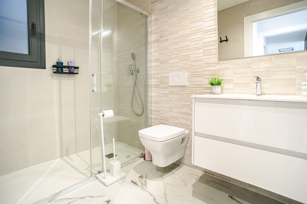  Modernes Penthouse mit riesigem Solarium in Orihuela Costa zu verkaufen  Entdecken Sie dieses atemberaubende, nahezu neue Penthouse im Herzen von Ori