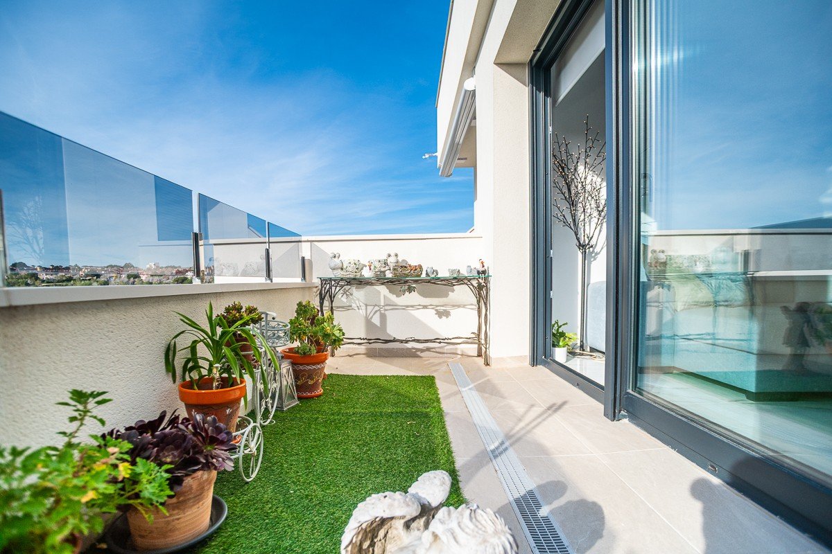  Modernes Penthouse mit riesigem Solarium in Orihuela Costa zu verkaufen  Entdecken Sie dieses atemberaubende, nahezu neue Penthouse im Herzen von Ori