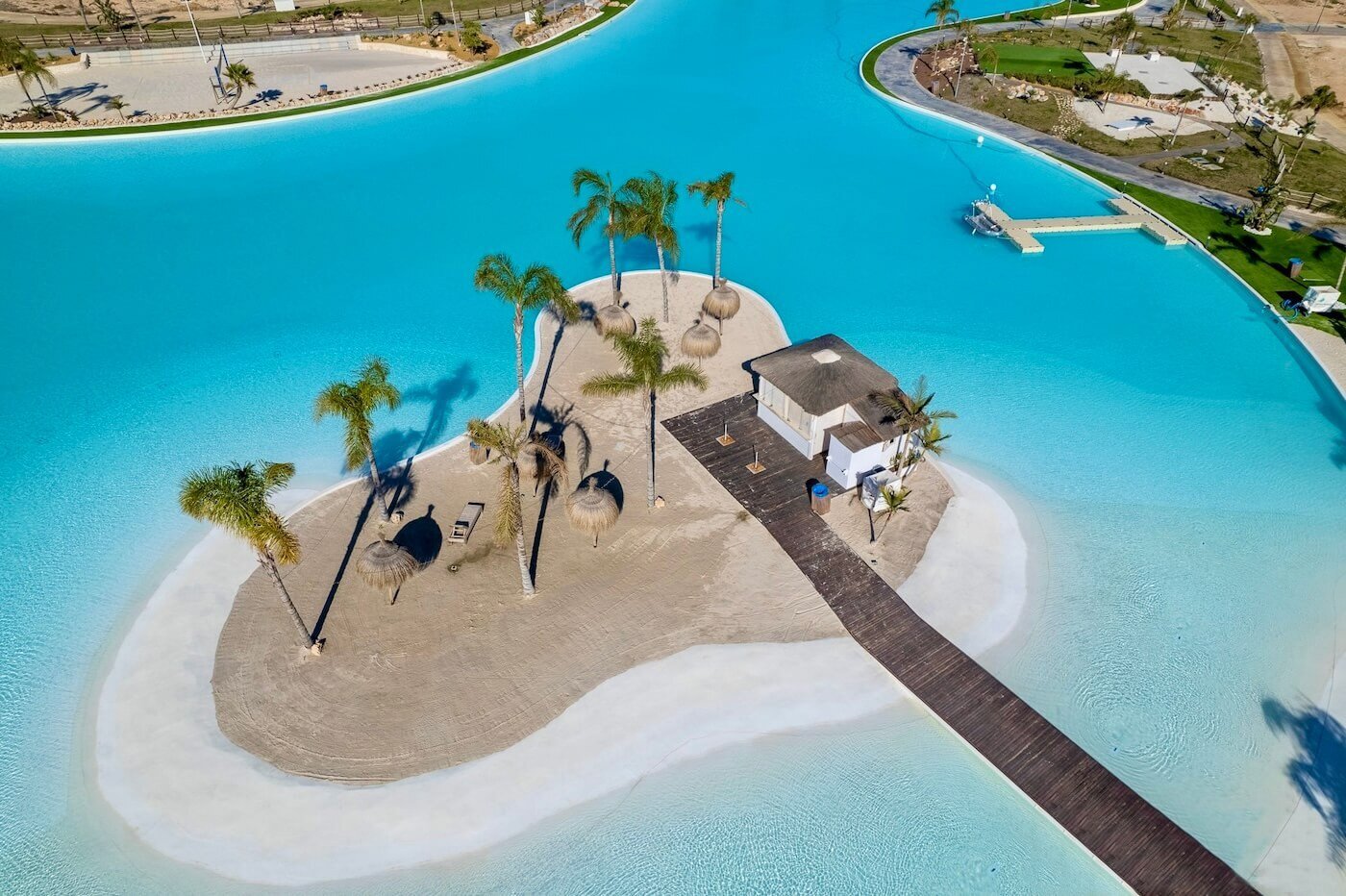 Entdecken Sie die außergewöhnliche, freistehende Luxusvilla „Capri“ im begehrten Santa Rosalía Lake & Life Resort in Murcia. Eingebettet in eine