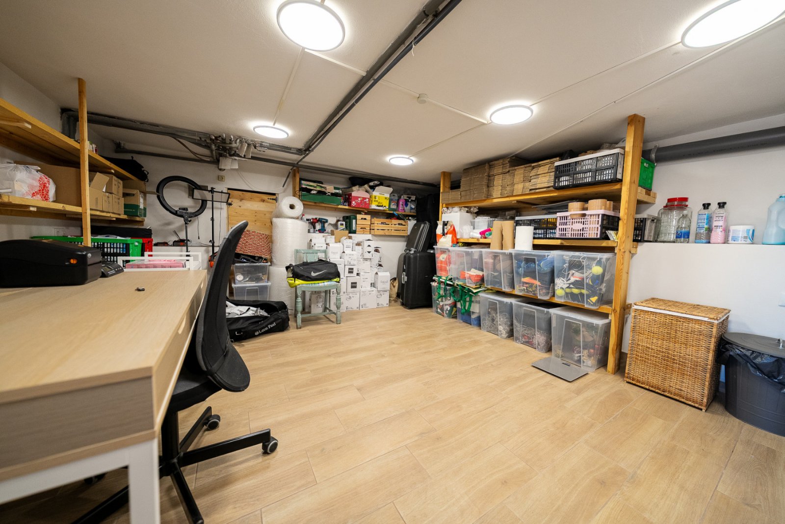  Beeindruckende freistehende Villa mit großem Grundstück und privatem Gästehaus in der begehrten Gegend von Pinar de Campoverde. Die Hauptimmobilie bi