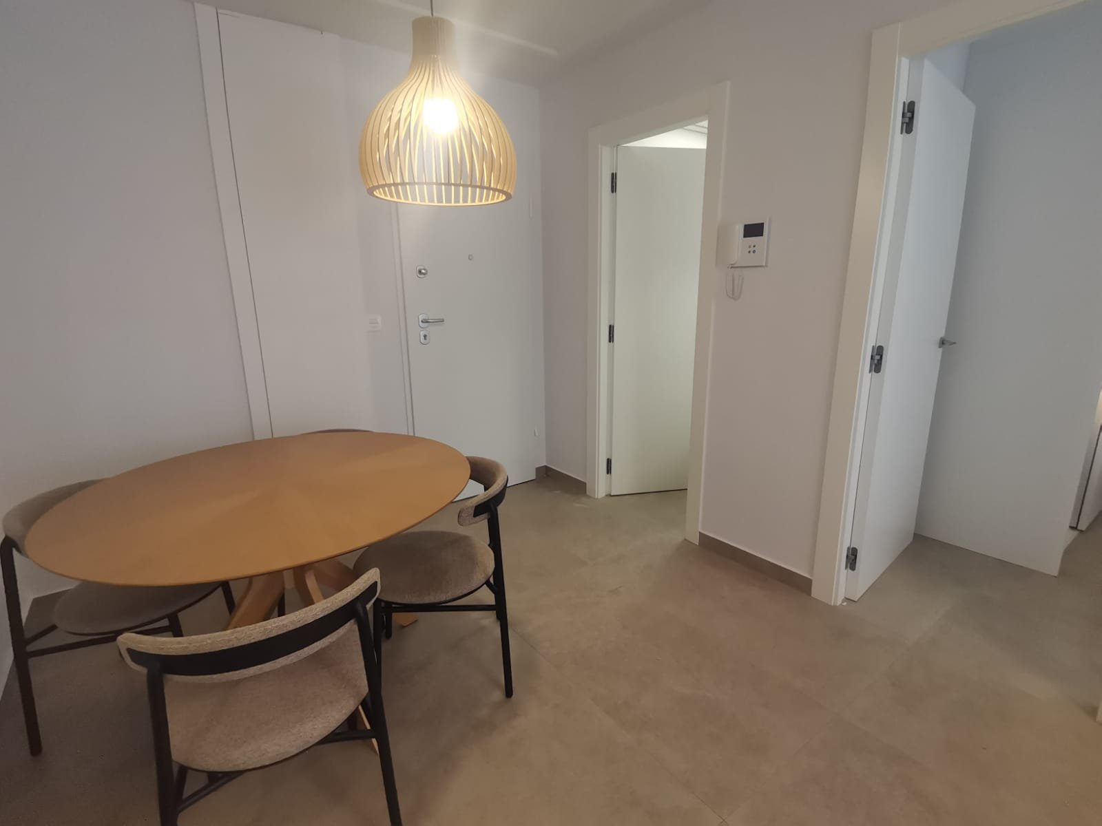 In der charmanten Stadt Torrevieja gelegen, bietet dieses exklusive Immobilienangebot eine Auswahl an Apartments und Erdgeschossen, ideal für diejeni