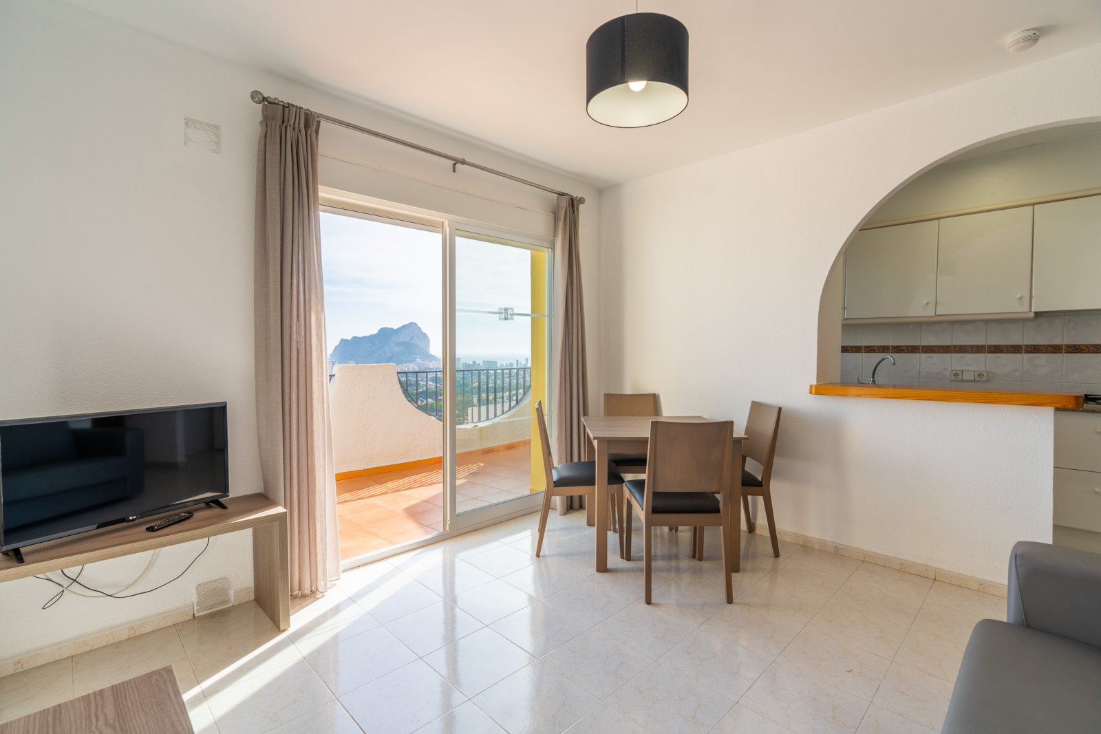 In der schönen Stadt Calpe gelegen, bietet diese Wohnanlage eine Vielzahl von Wohnmöglichkeiten, die auf unterschiedliche Bedürfnisse und Vorlieben z