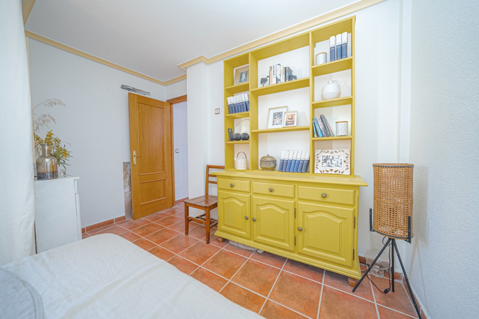 Makelloses Reihenhaus in Las Chismosas, einer idealen Lage zwischen La Florida und Playa Flamenca. Dieses gepflegte Zuhause bietet beim Betr