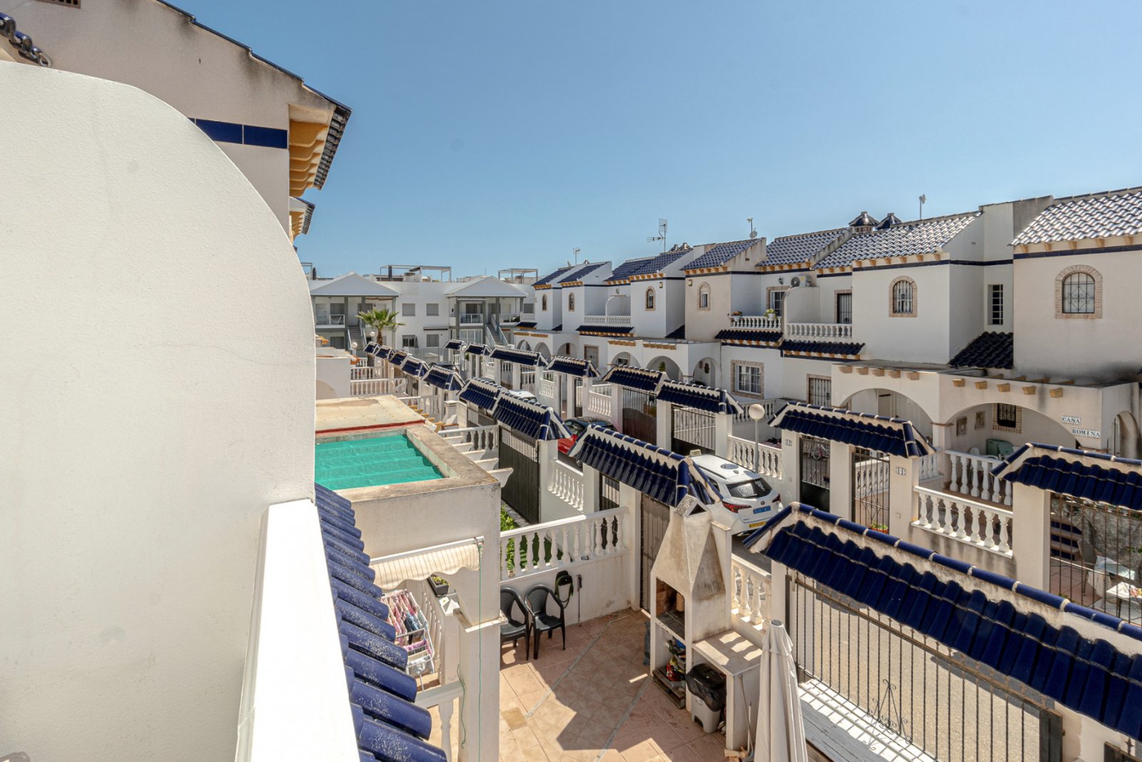 Makelloses Reihenhaus in Las Chismosas, einer idealen Lage zwischen La Florida und Playa Flamenca. Dieses gepflegte Zuhause bietet beim Betr