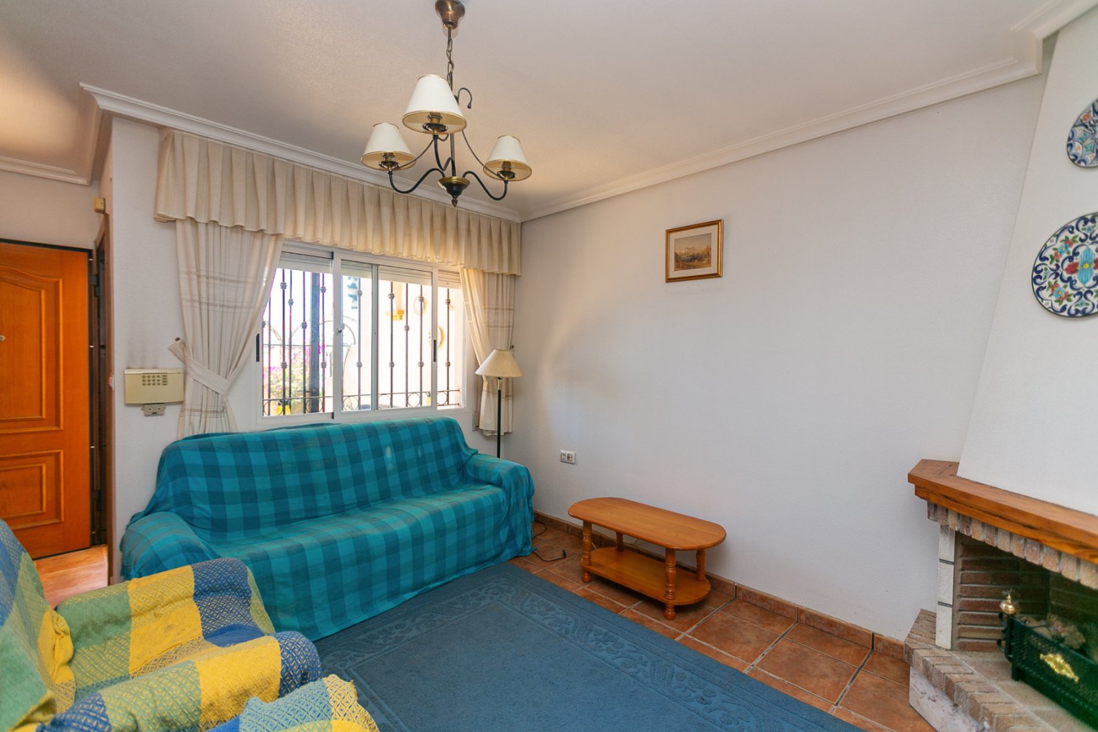 Zum Verkauf steht ein charmantes Reihenhaus in La Zenia innerhalb einer exklusiven geschlossenen Wohnanlage mit Gemeinschaftspool, bestehend aus nur