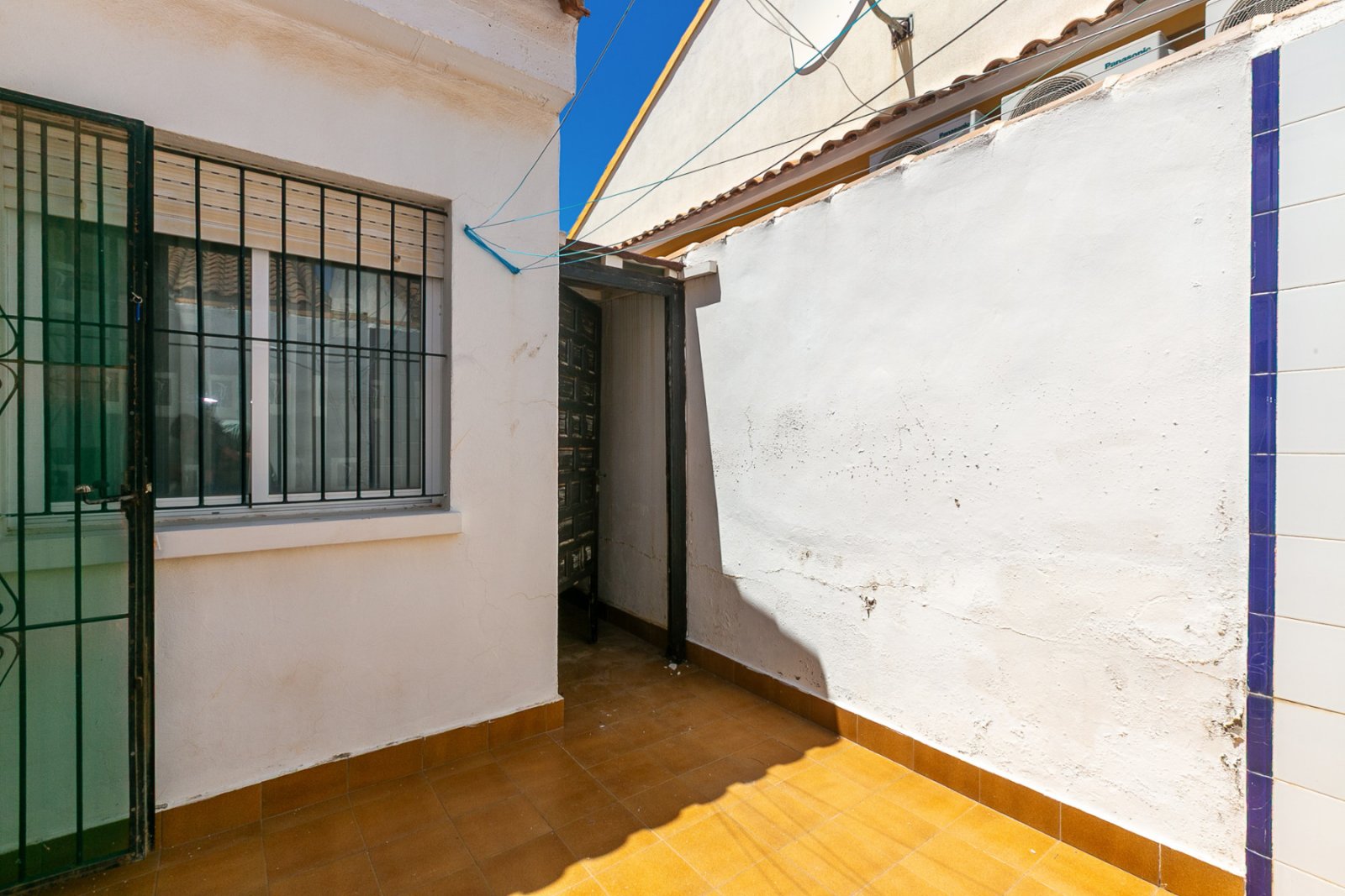 Zum Verkauf steht ein charmantes Reihenhaus in La Zenia innerhalb einer exklusiven geschlossenen Wohnanlage mit Gemeinschaftspool, bestehend aus nur