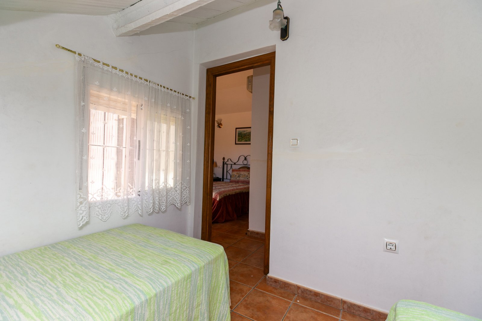 Zum Verkauf steht ein charmantes Reihenhaus in La Zenia innerhalb einer exklusiven geschlossenen Wohnanlage mit Gemeinschaftspool, bestehend aus nur