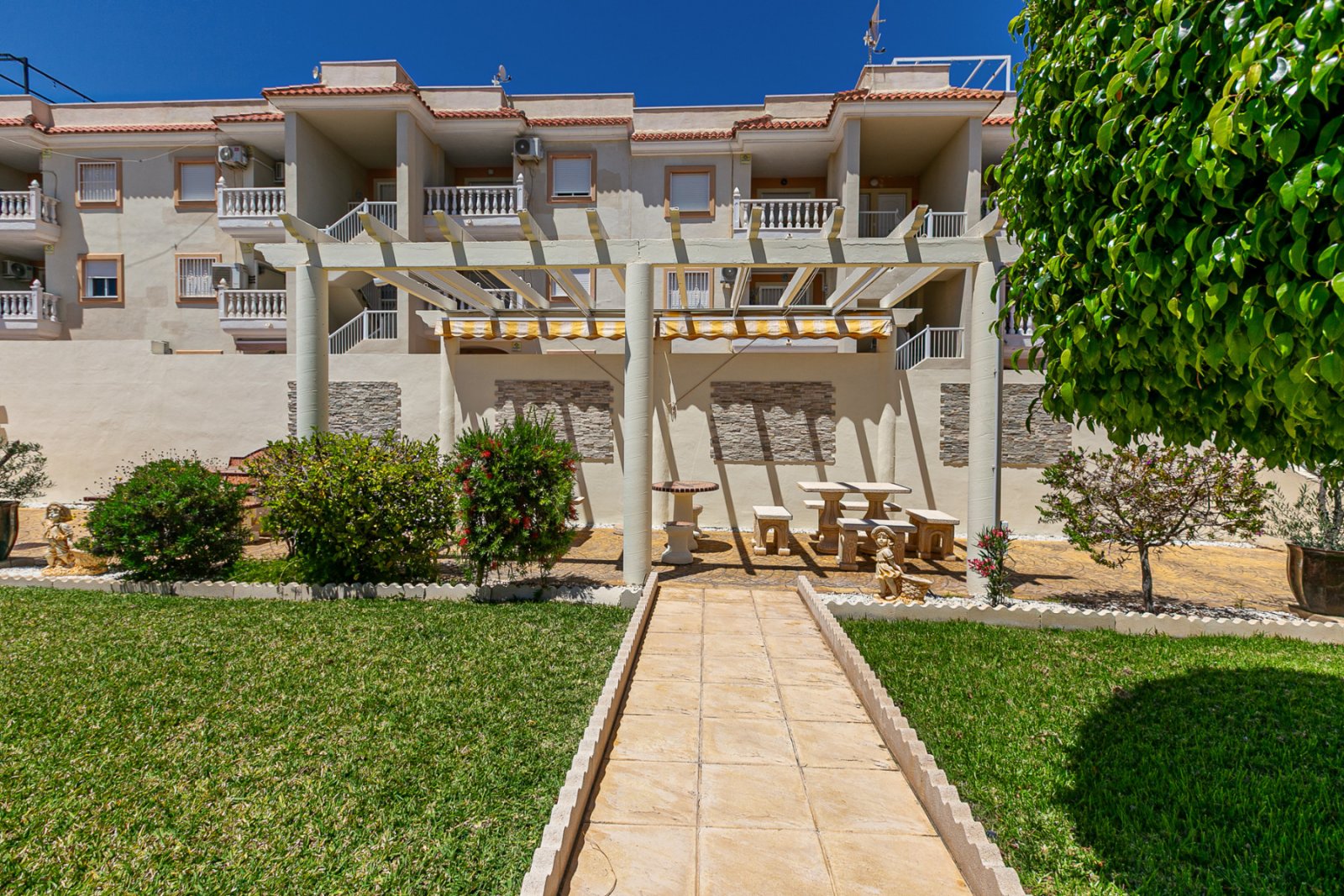 Zum Verkauf steht ein charmantes Reihenhaus in La Zenia innerhalb einer exklusiven geschlossenen Wohnanlage mit Gemeinschaftspool, bestehend aus nur