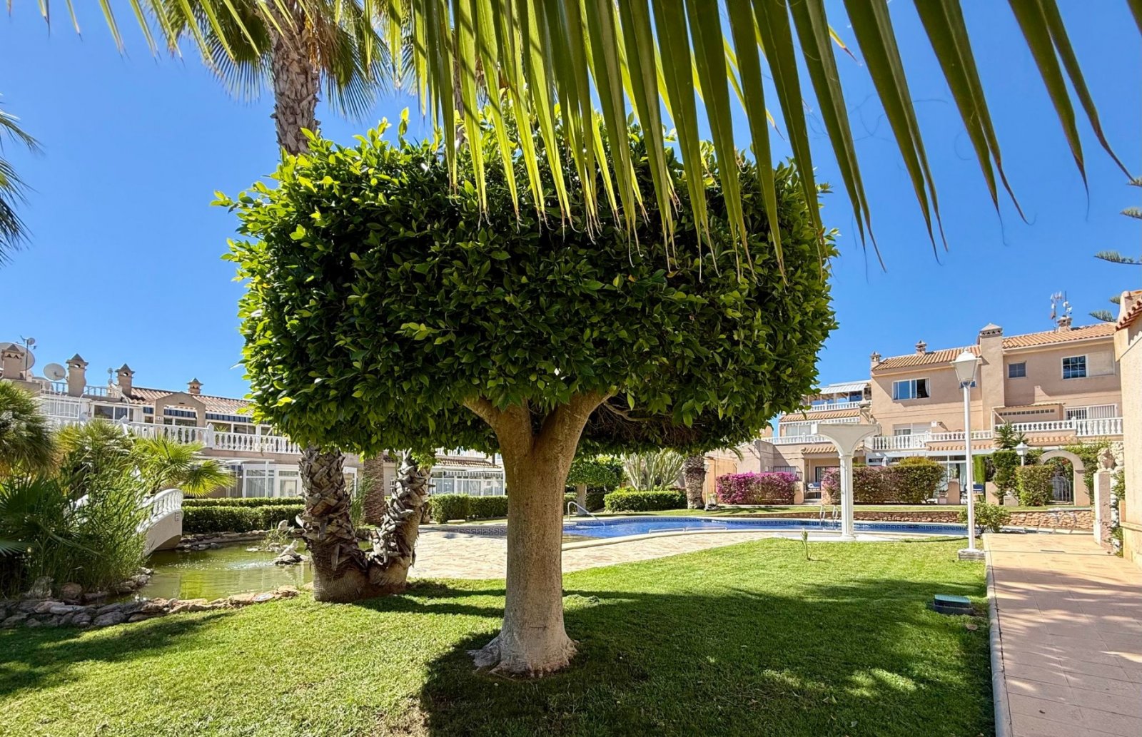 Duplex penthouse located in the prestigious gated complex of Miraflores.
A nice entrance hall distributes into 2 double bedrooms and a fam