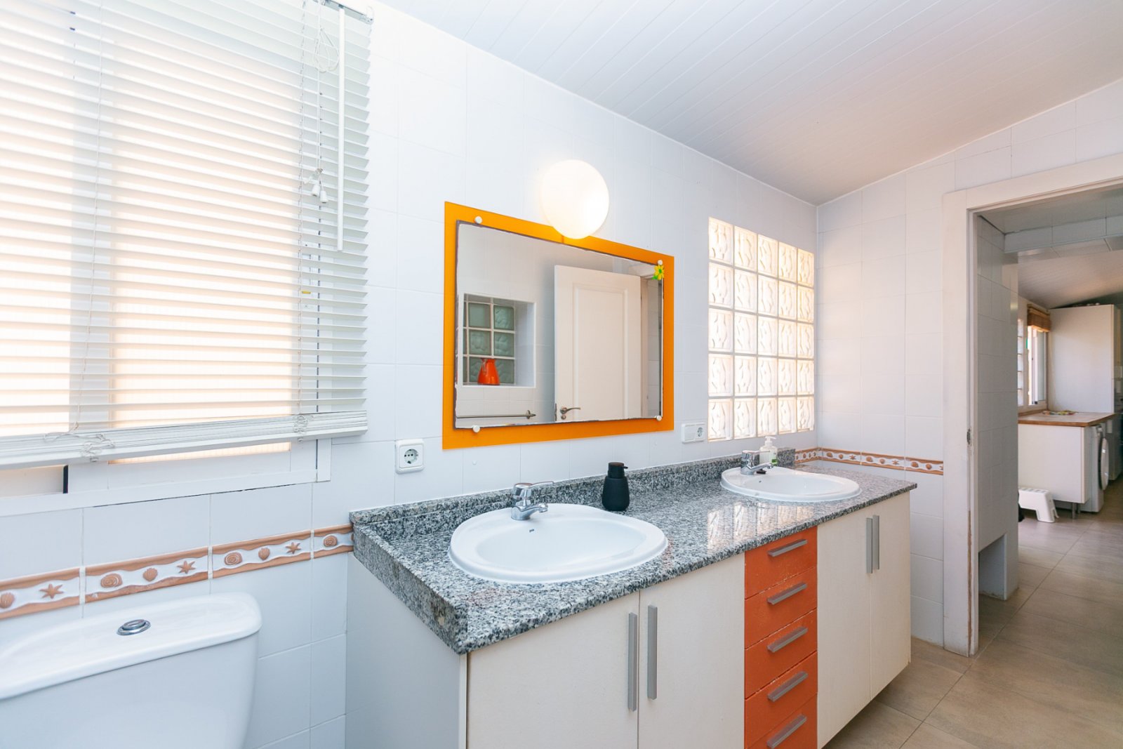 In einer der exklusivsten und begehrtesten Lagen der Orihuela Costa gelegen, befindet sich diese fantastische freistehende Villa nur 47 Meter vom Str