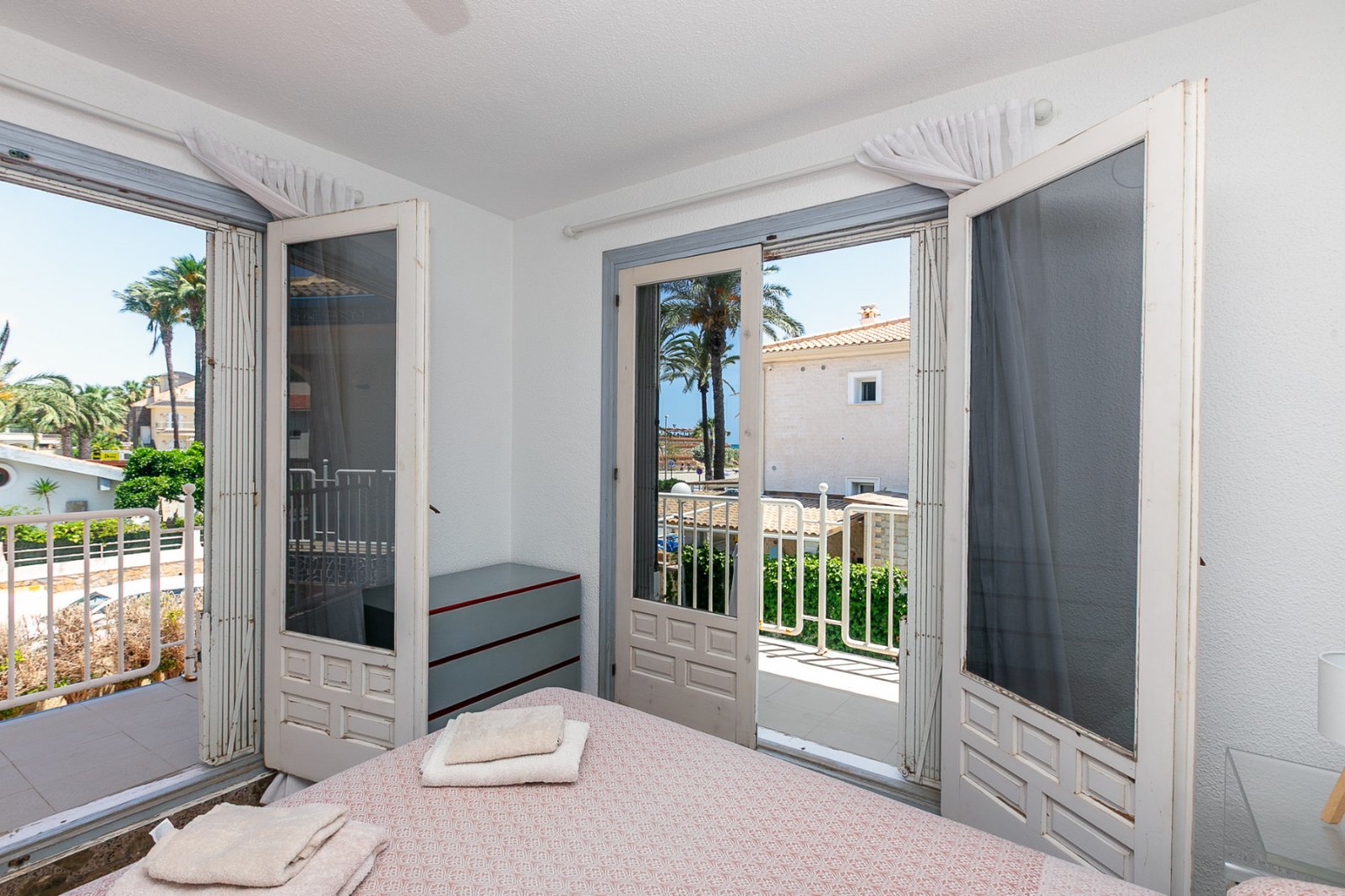 In einer der exklusivsten und begehrtesten Lagen der Orihuela Costa gelegen, befindet sich diese fantastische freistehende Villa nur 47 Meter vom Str