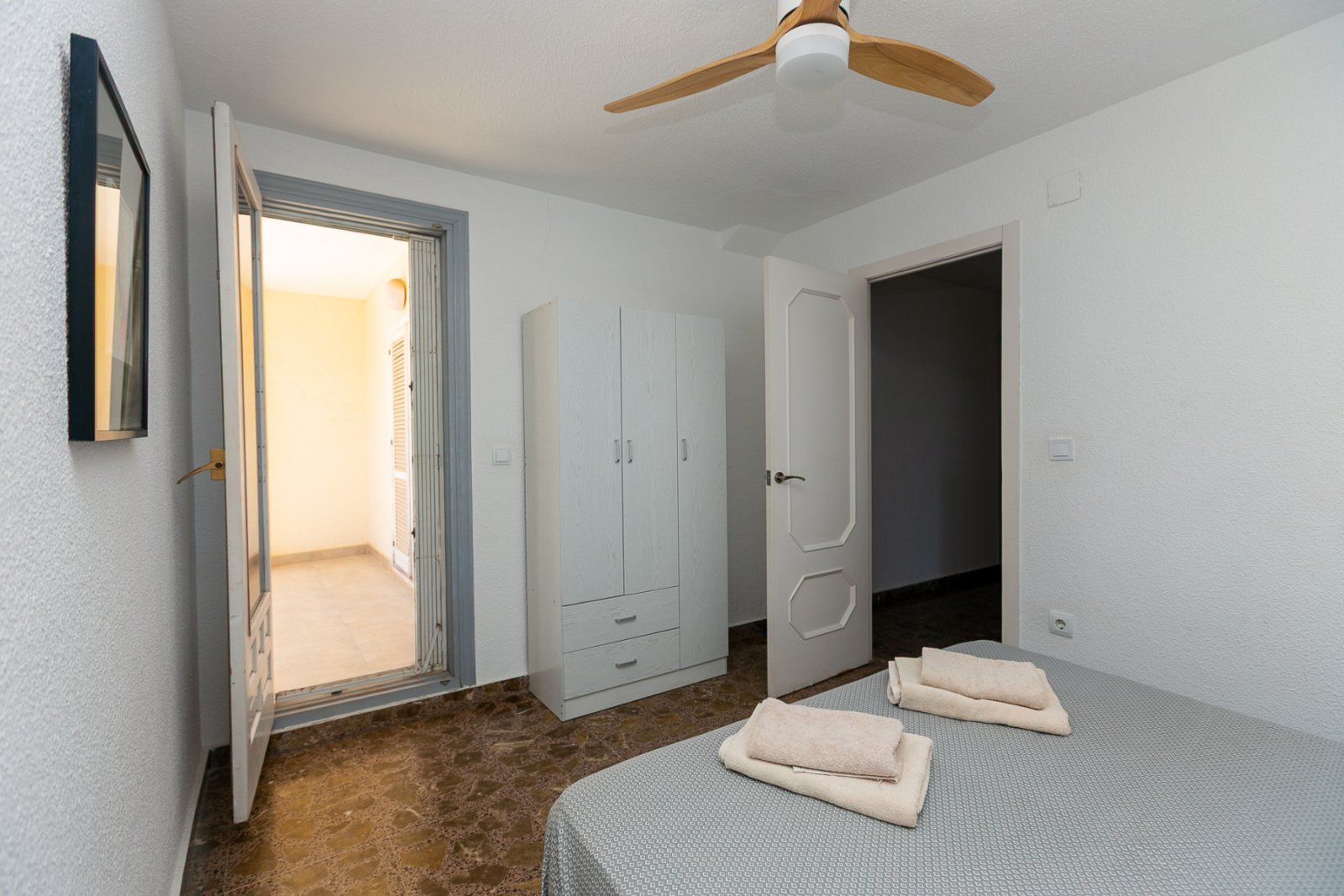 In einer der exklusivsten und begehrtesten Lagen der Orihuela Costa gelegen, befindet sich diese fantastische freistehende Villa nur 47 Meter vom Str