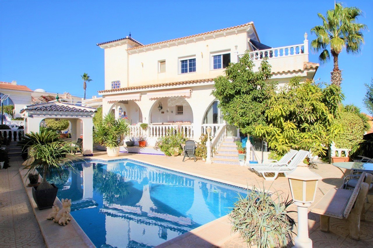 Detached villa with panoramic views
Detached villa with panoramic views over the surrounding area located in Villamartin
The pro