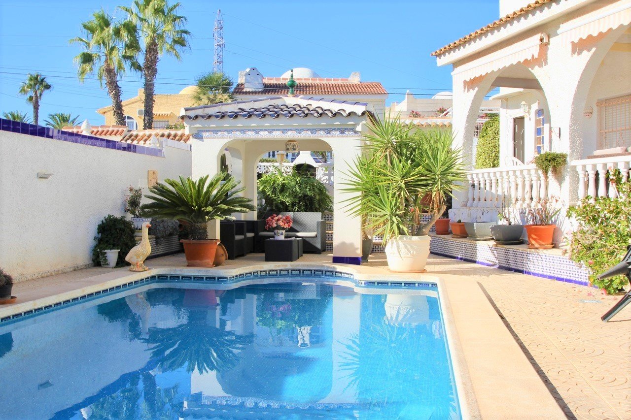 Detached villa with panoramic views
Detached villa with panoramic views over the surrounding area located in Villamartin
The pro