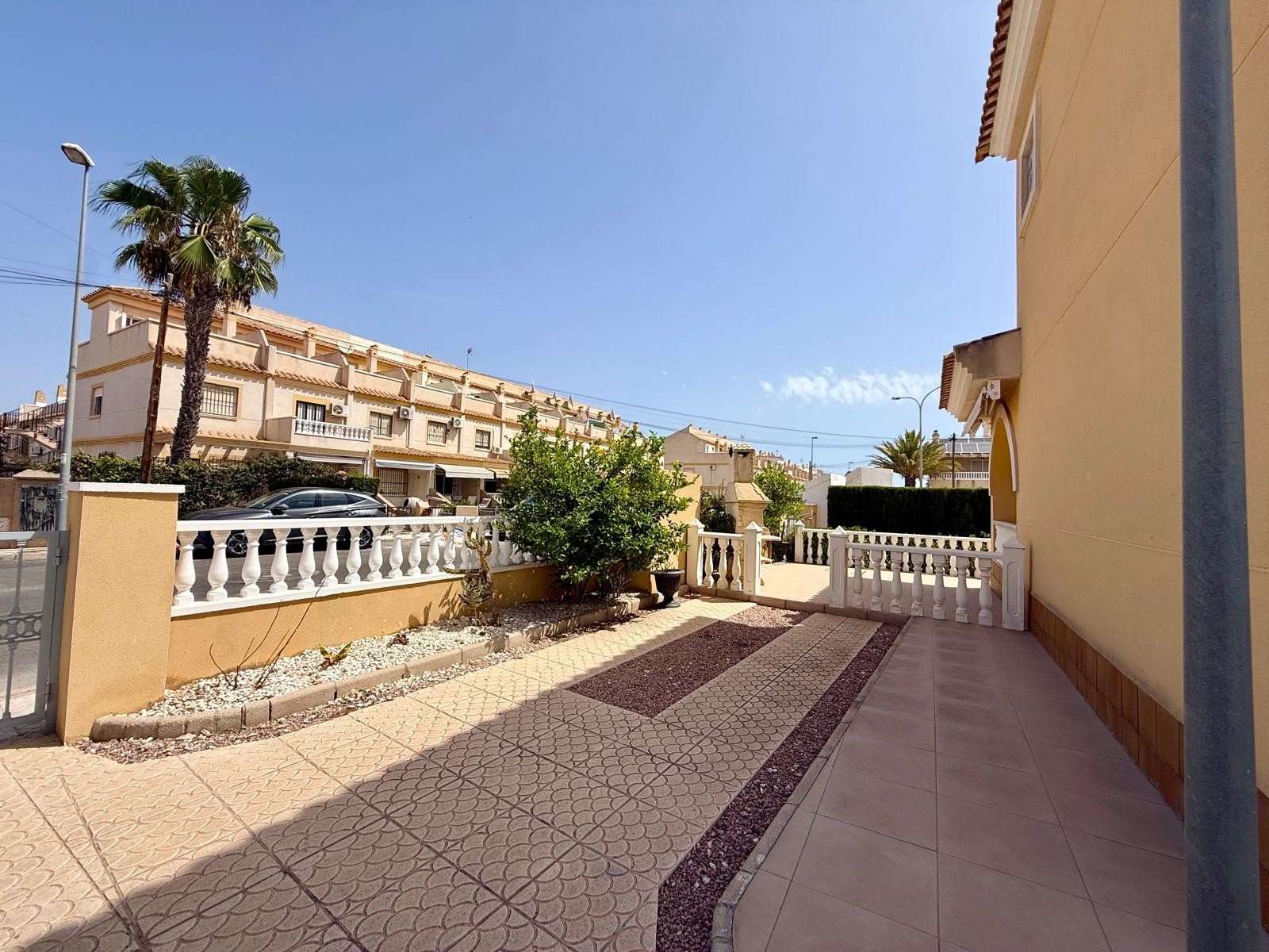   Well maintained and well distributed detached villa at 250m distance from the popular La Fuente Commercial centre
The 110m2 (approx..) pro