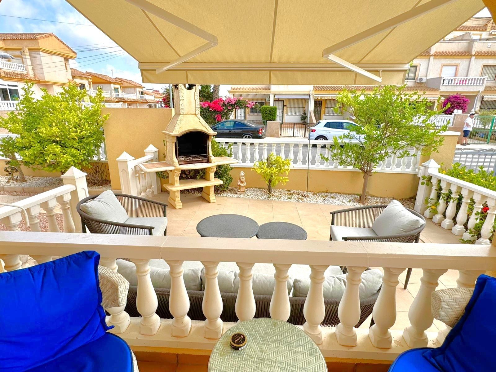   Well maintained and well distributed detached villa at 250m distance from the popular La Fuente Commercial centre
The 110m2 (approx..) pro