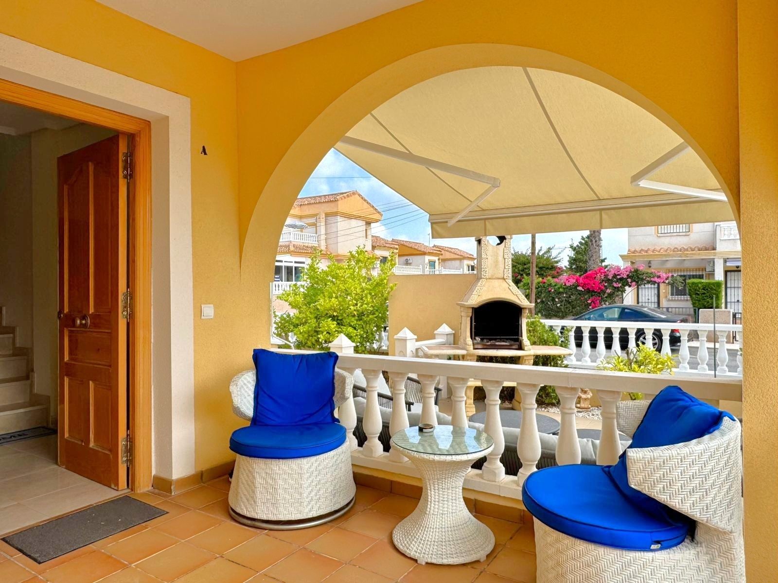   Well maintained and well distributed detached villa at 250m distance from the popular La Fuente Commercial centre
The 110m2 (approx..) pro