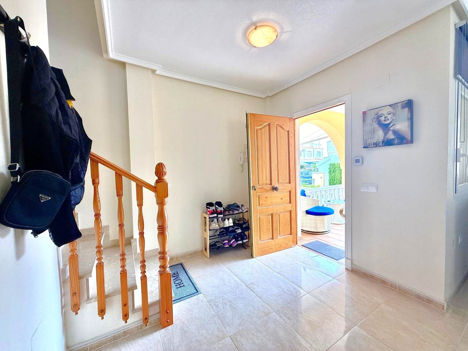   Well maintained and well distributed detached villa at 250m distance from the popular La Fuente Commercial centre
The 110m2 (approx..) pro