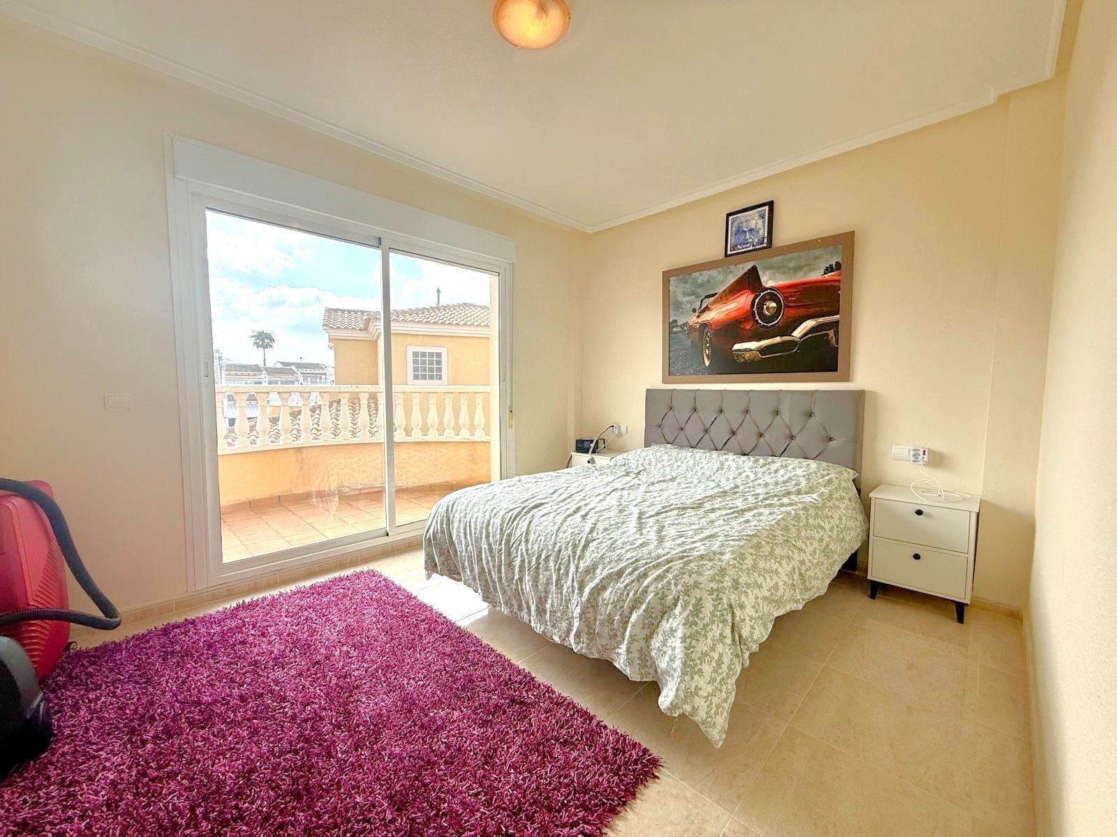   Well maintained and well distributed detached villa at 250m distance from the popular La Fuente Commercial centre
The 110m2 (approx..) pro