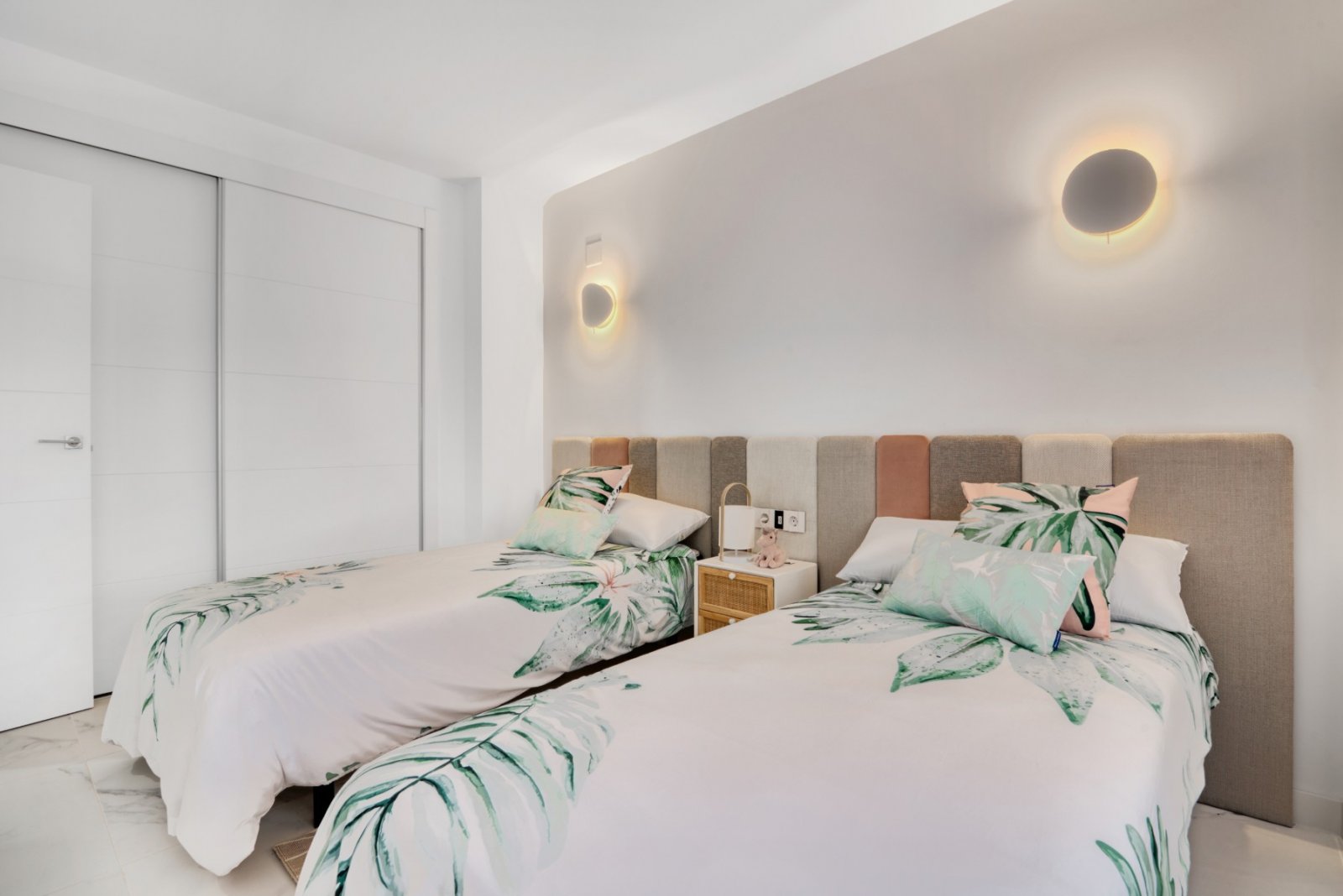 Experience luxury living with exclusive views of the sea and beach in Punta Prima, Torrevieja. This development offers 2- and 3-bedroom apartments,