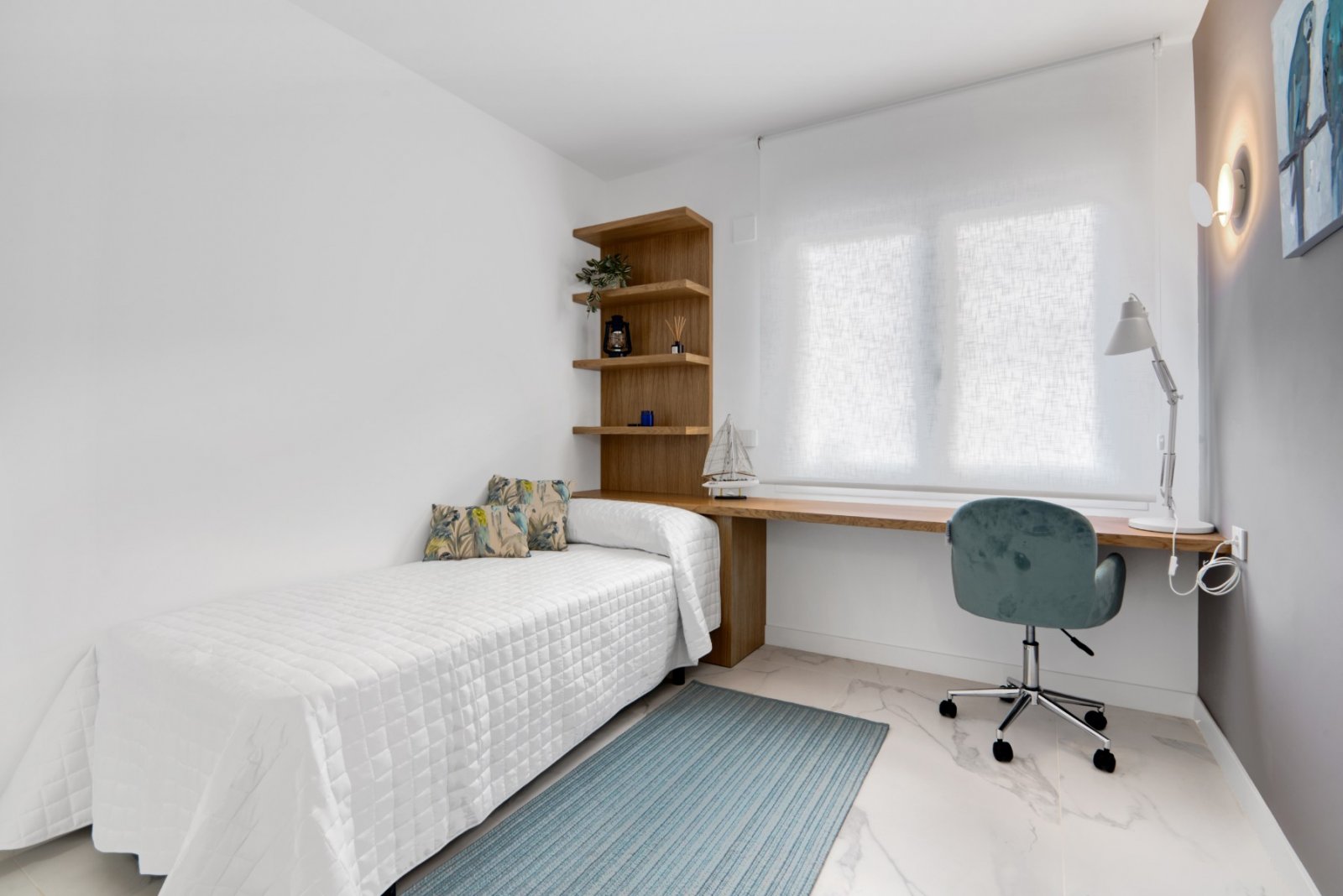 Experience luxury living with exclusive views of the sea and beach in Punta Prima, Torrevieja. This development offers 2- and 3-bedroom apartments,