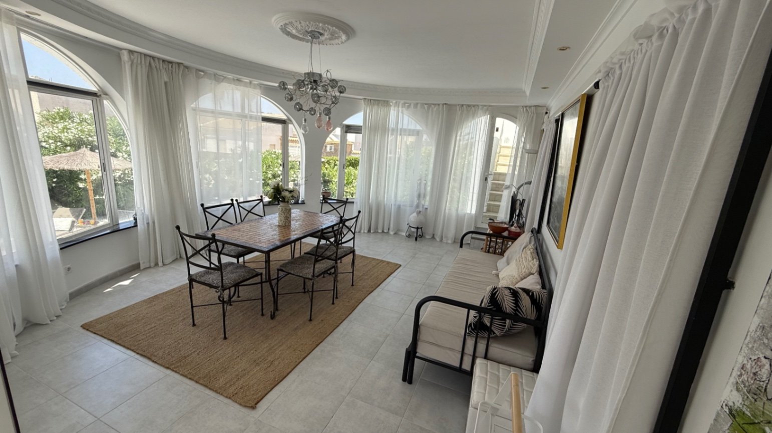 Wir präsentieren Ihnen diese wunderschön gestaltete Villa mit drei Schlafzimmern und zwei Badezimmern, die ideal gelegen ist im begehrten Viertel El