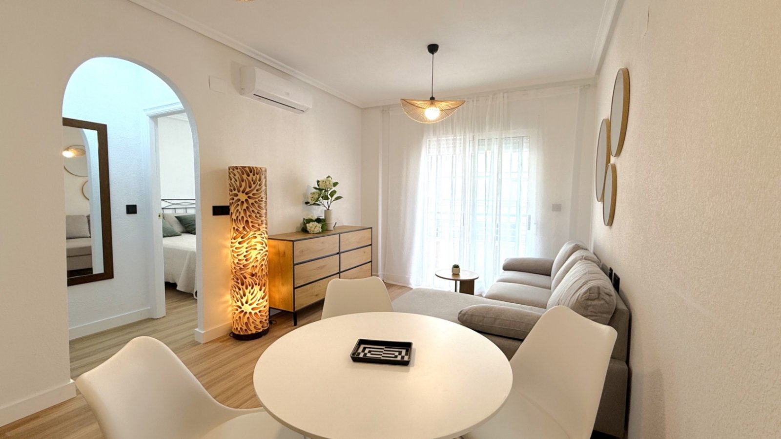 Entdecken Sie diese wunderschön komplett renovierte 2-Zimmer, 1-Badezimmer Wohnung in der Calle Villa Madrid, Torrevieja, nur einen kurzen Spaziergan