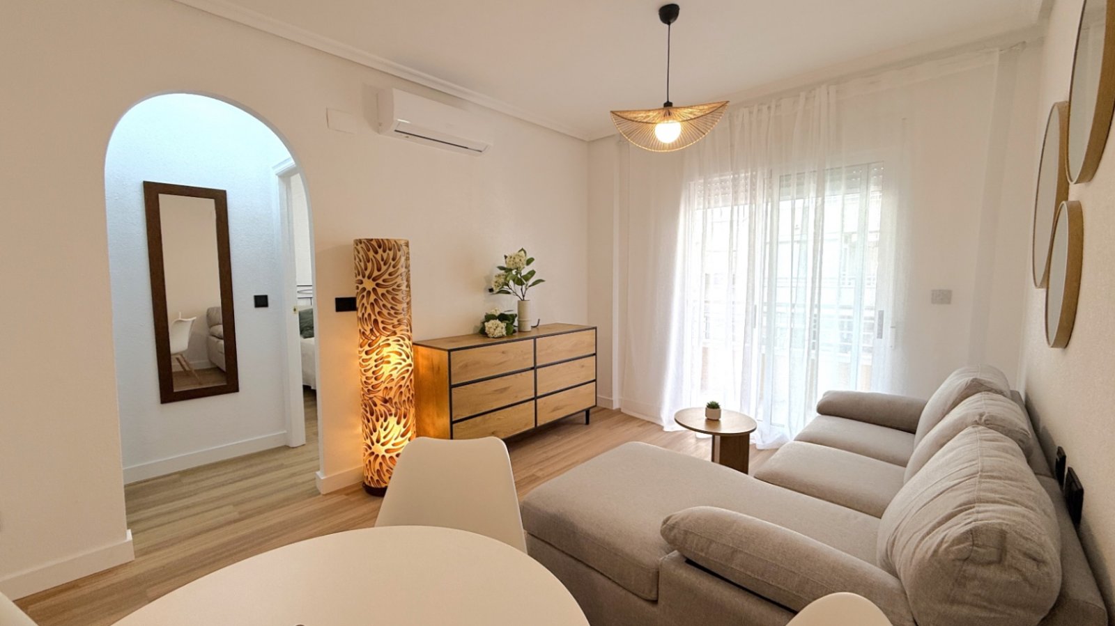 Entdecken Sie diese wunderschön komplett renovierte 2-Zimmer, 1-Badezimmer Wohnung in der Calle Villa Madrid, Torrevieja, nur einen kurzen Spaziergan