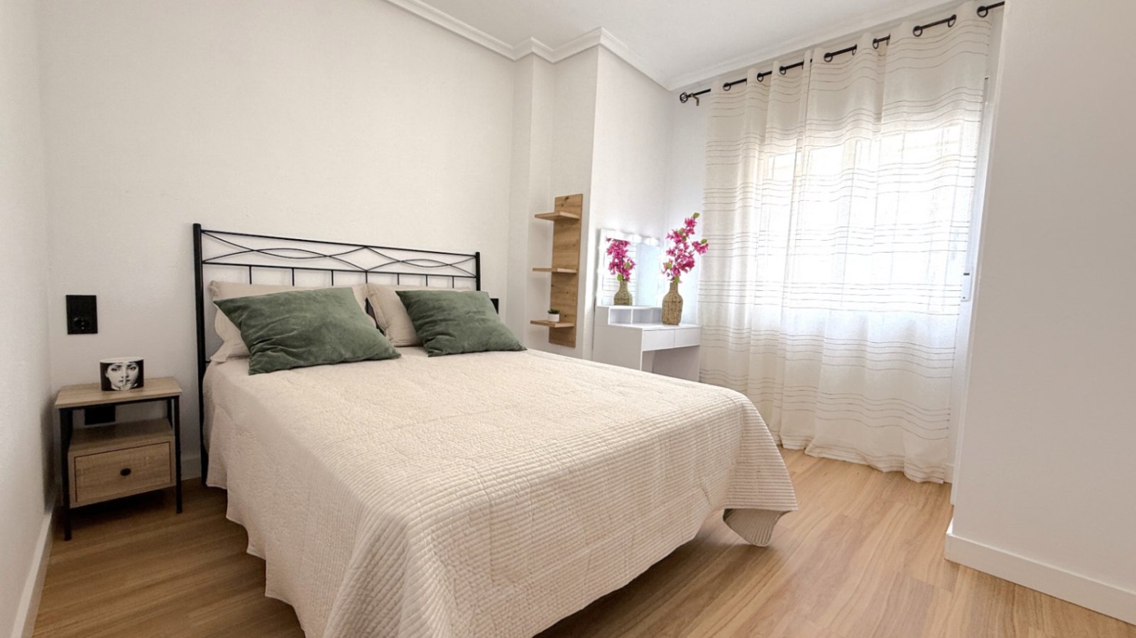 Entdecken Sie diese wunderschön komplett renovierte 2-Zimmer, 1-Badezimmer Wohnung in der Calle Villa Madrid, Torrevieja, nur einen kurzen Spaziergan
