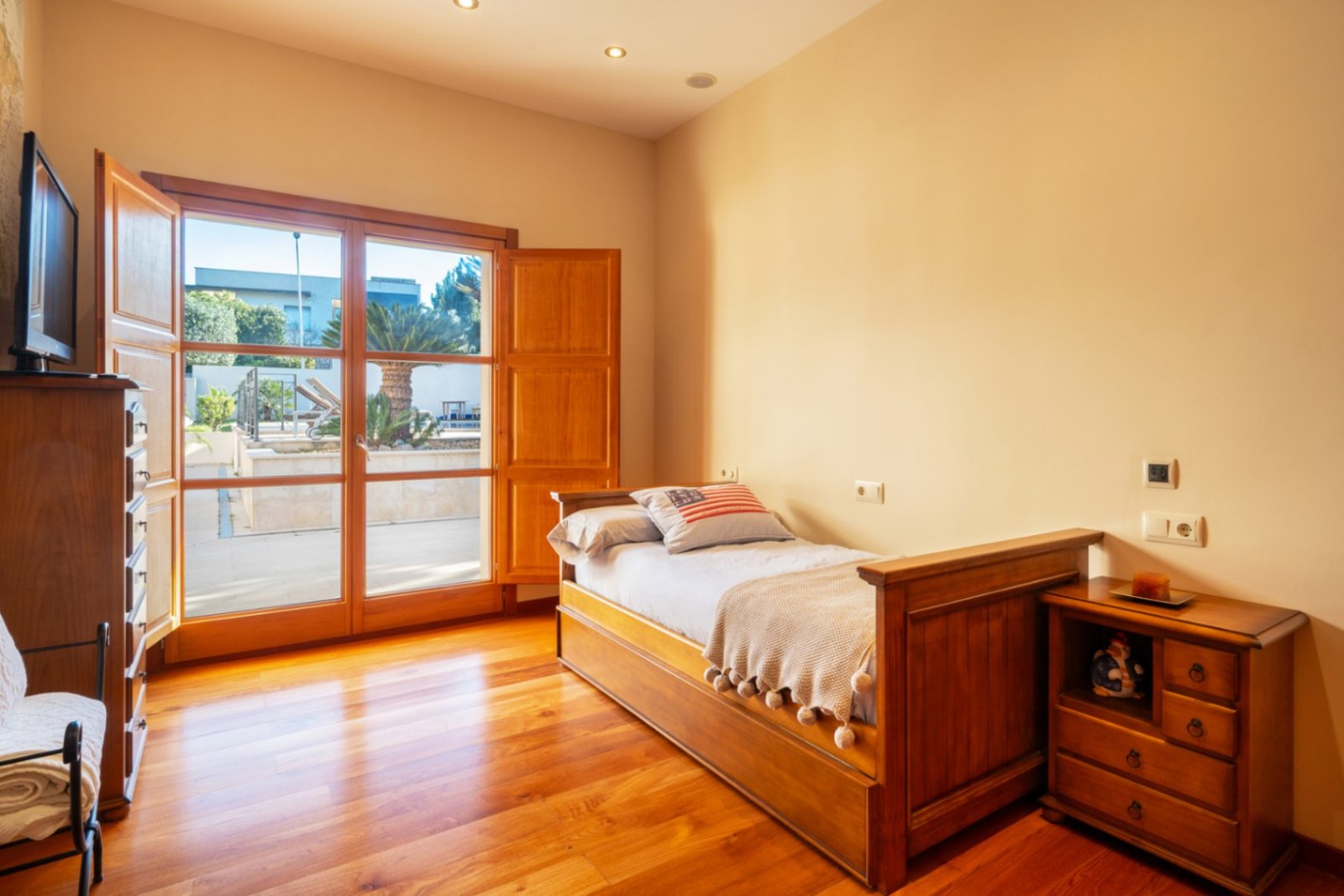 Dieses geräumige Zuhause verfügt über 5 Schlafzimmer und 3 Badezimmer und bietet atemberaubende Bergblicke von jeder Ebene.
Die Immobilie i